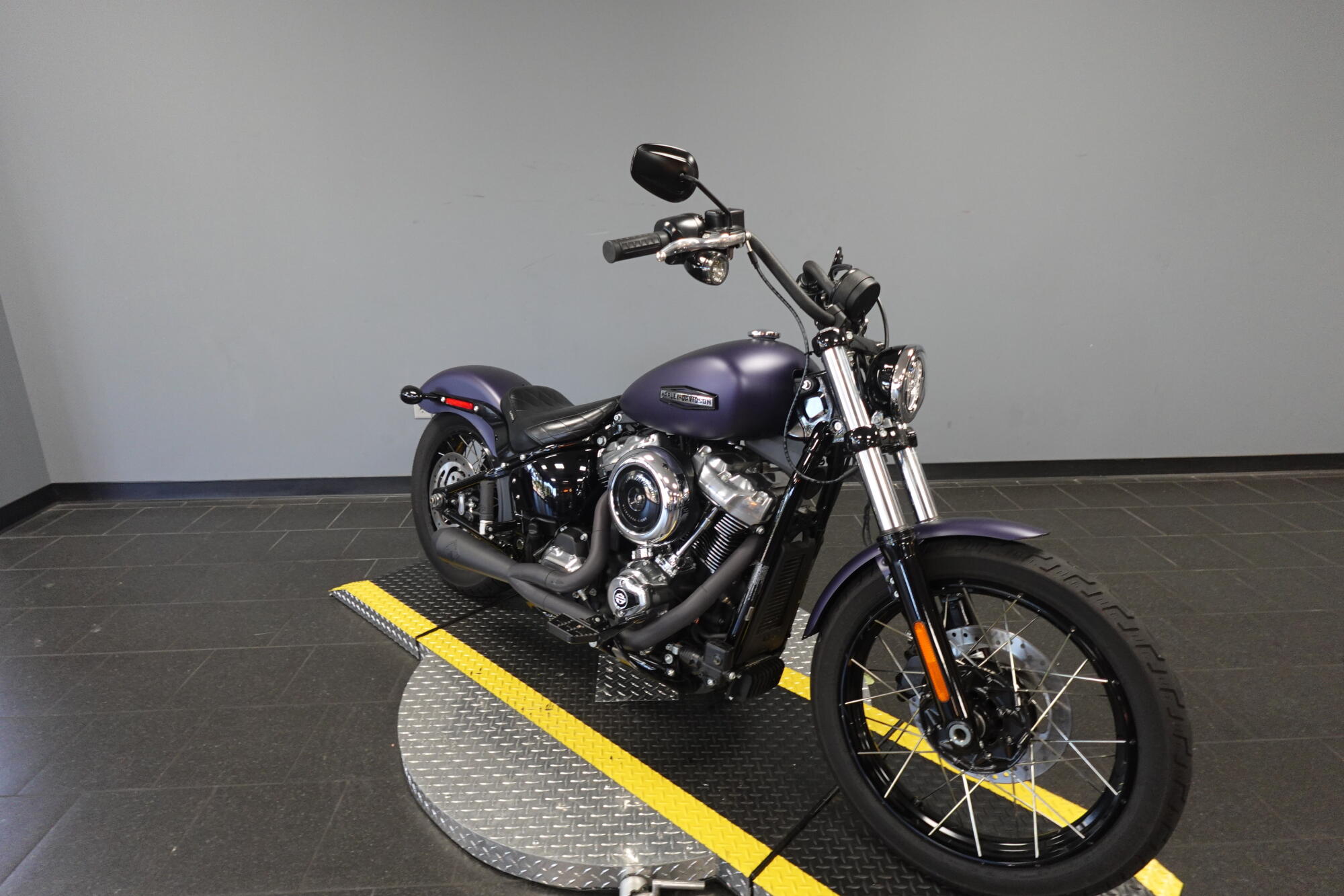 2025 Harley-Davidson® Street Bob® FXBB, photo 2