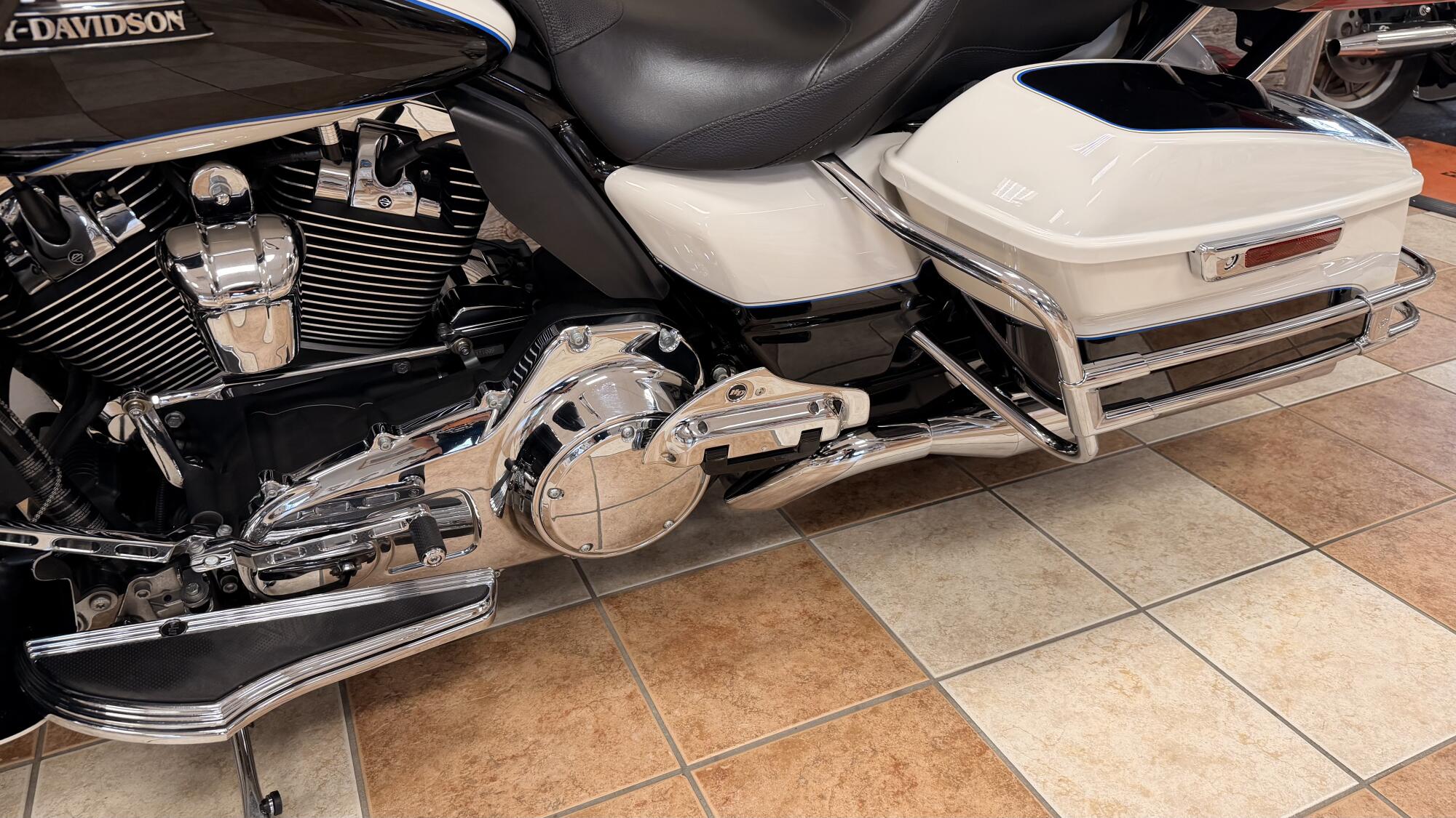 2014 Harley-Davidson® Electra Glide® Ultra Classic® Big Blue Pearl/ Vivid Black, photo 12