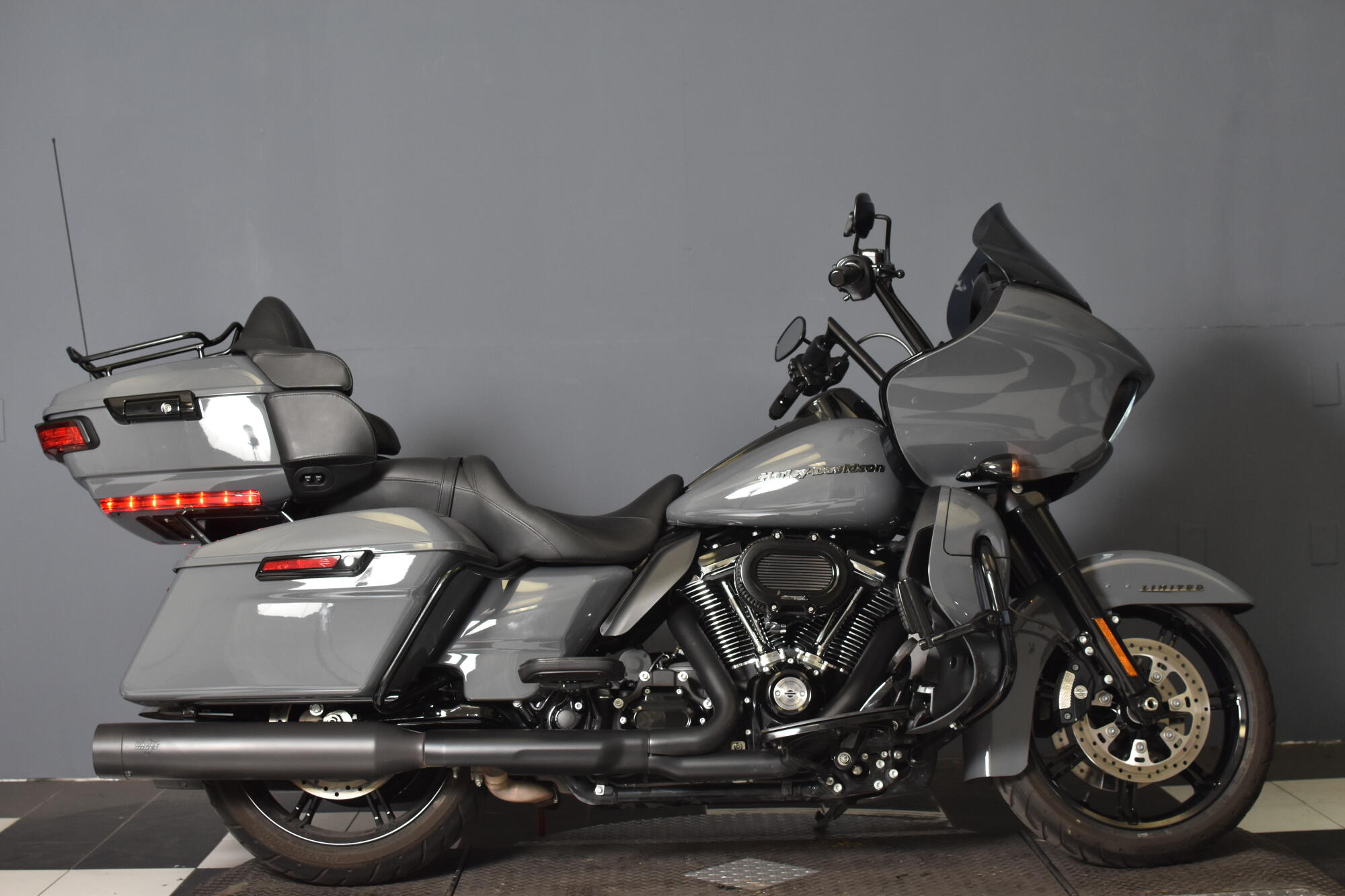 2022 Harley-Davidson® Road Glide® Limited Gunship Grey - Black