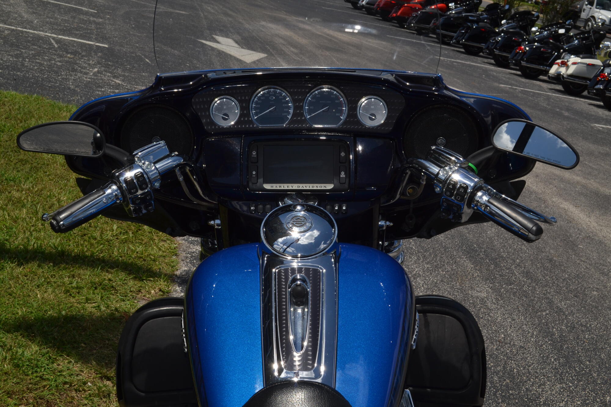 2014 Harley-Davidson® CVO™ Electra Glide Ultra Limited® - FLHTKSE, photo 11