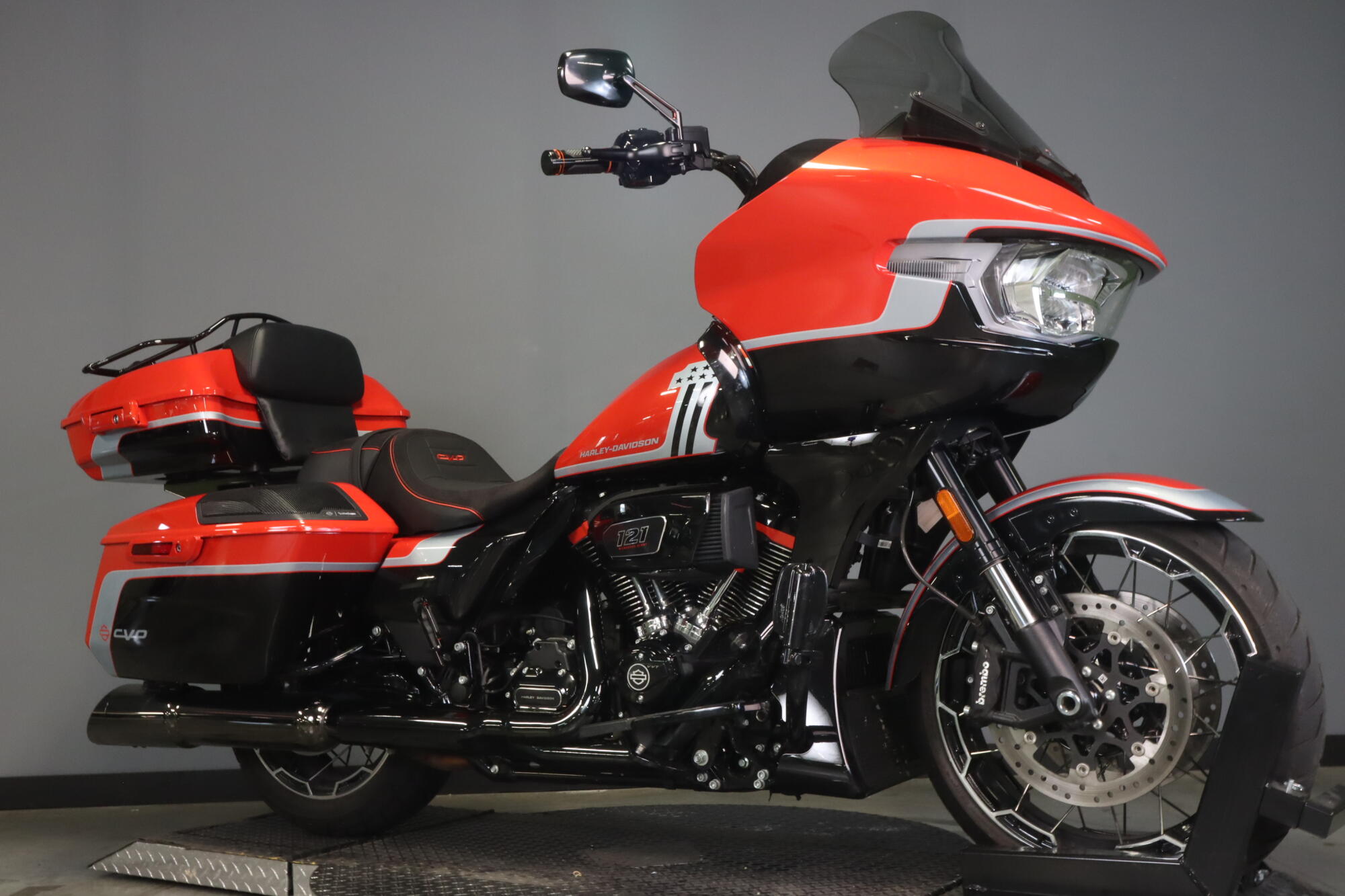 2024 Harley-Davidson® CVO™ Road Glide® FLTRXSE, photo 2