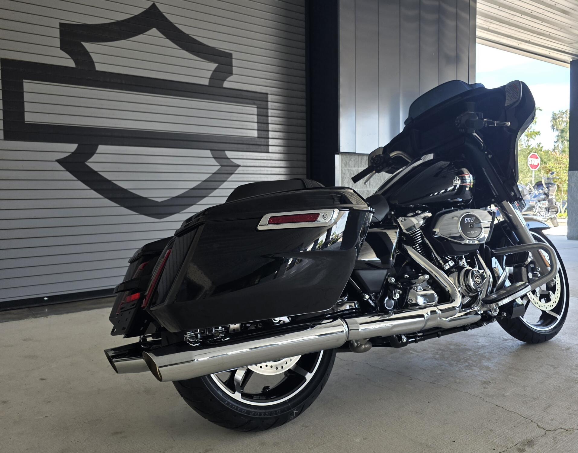 2026 Harley-Davidson® Street Glide® Vivid Black Chrome Two-Up, photo 8