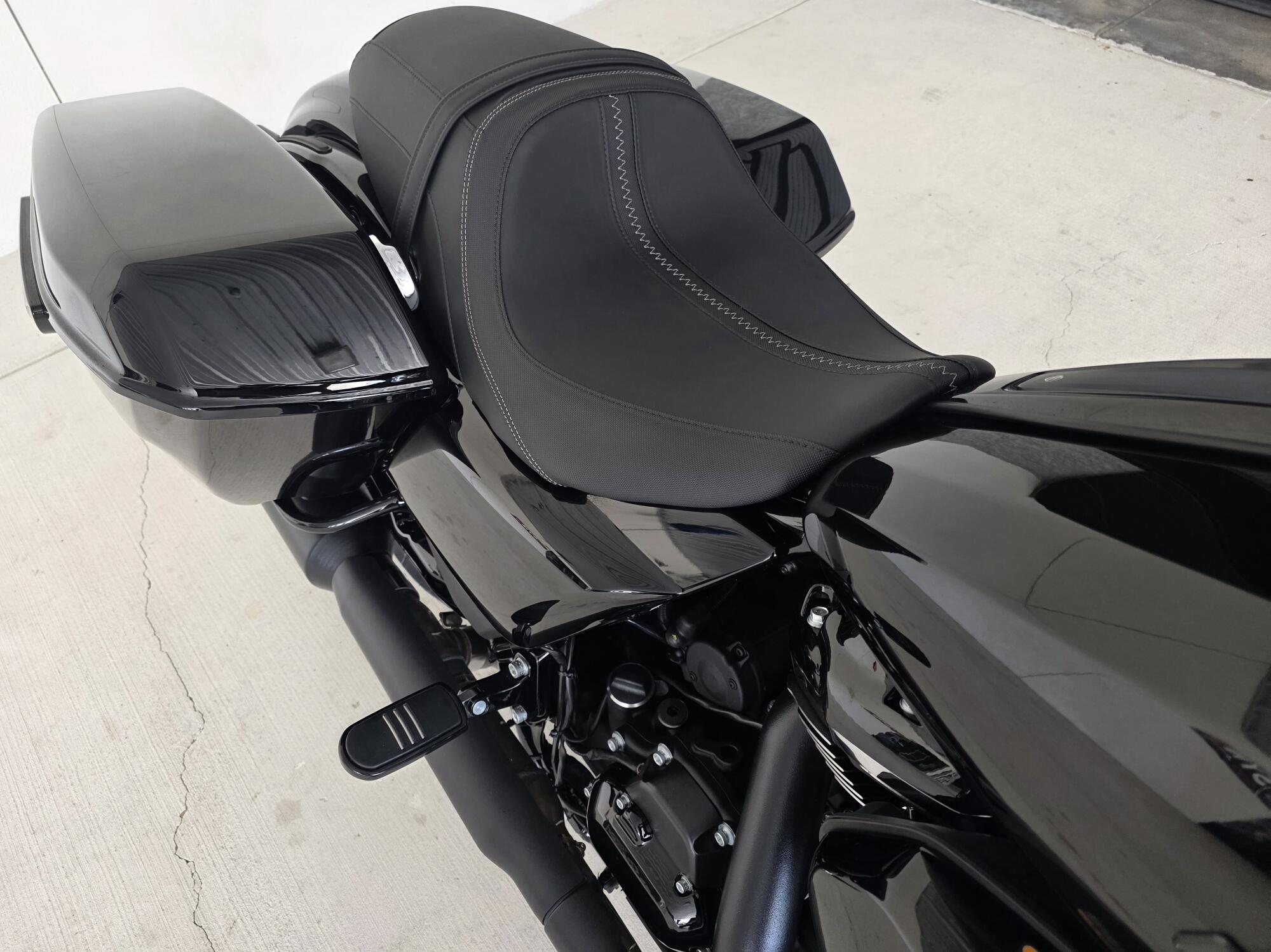 2026 Harley-Davidson® Street Glide® Vivid Black Black Trim, photo 6
