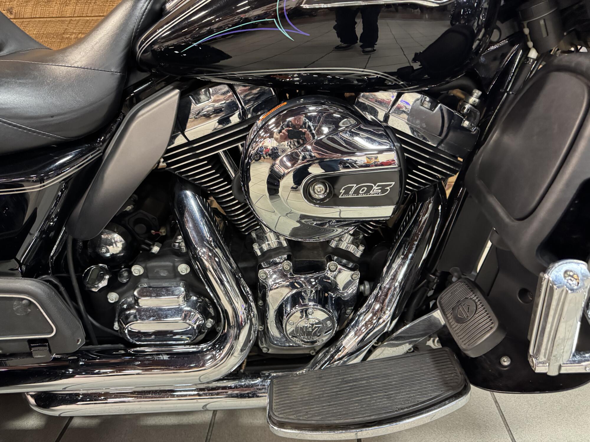 2014 Harley-Davidson® Tri Glide® Ultra Vivid Black FLHTCUTG, photo 3