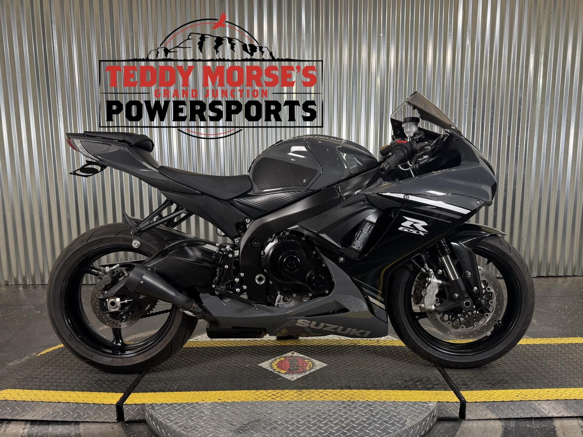 2025 Suzuki GSX-R600 Solid Iron Gray / Glass Sparkle Black