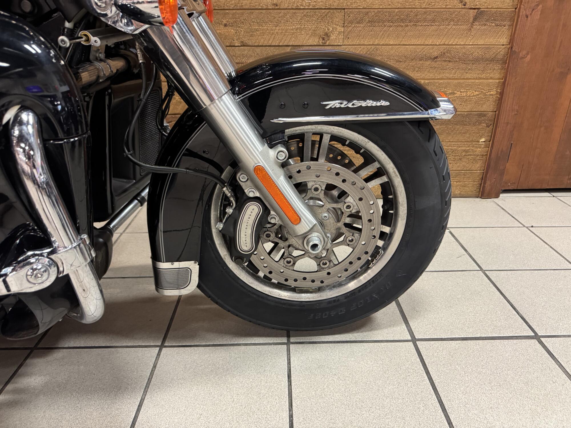 2014 Harley-Davidson® Tri Glide® Ultra Vivid Black FLHTCUTG, photo 4