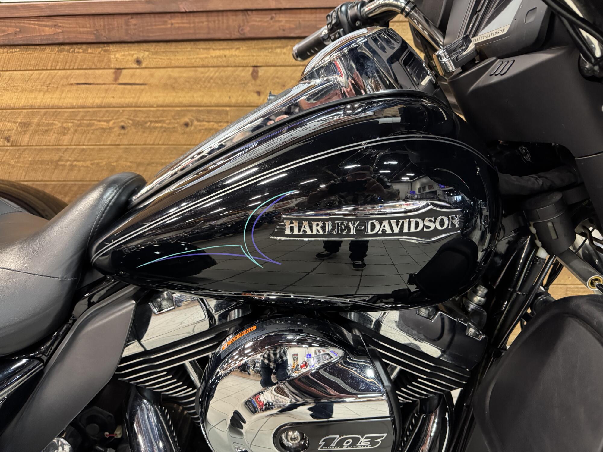 2014 Harley-Davidson® Tri Glide® Ultra Vivid Black FLHTCUTG, photo 2