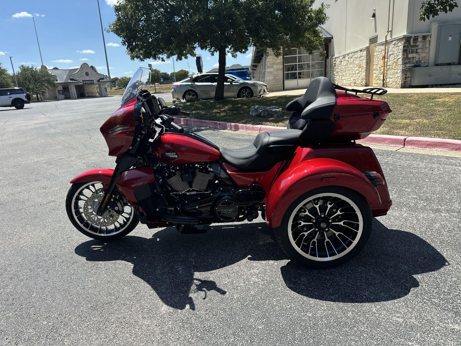 2026 Harley-Davidson® Street Glide 3 Limited FLHLT, photo 6