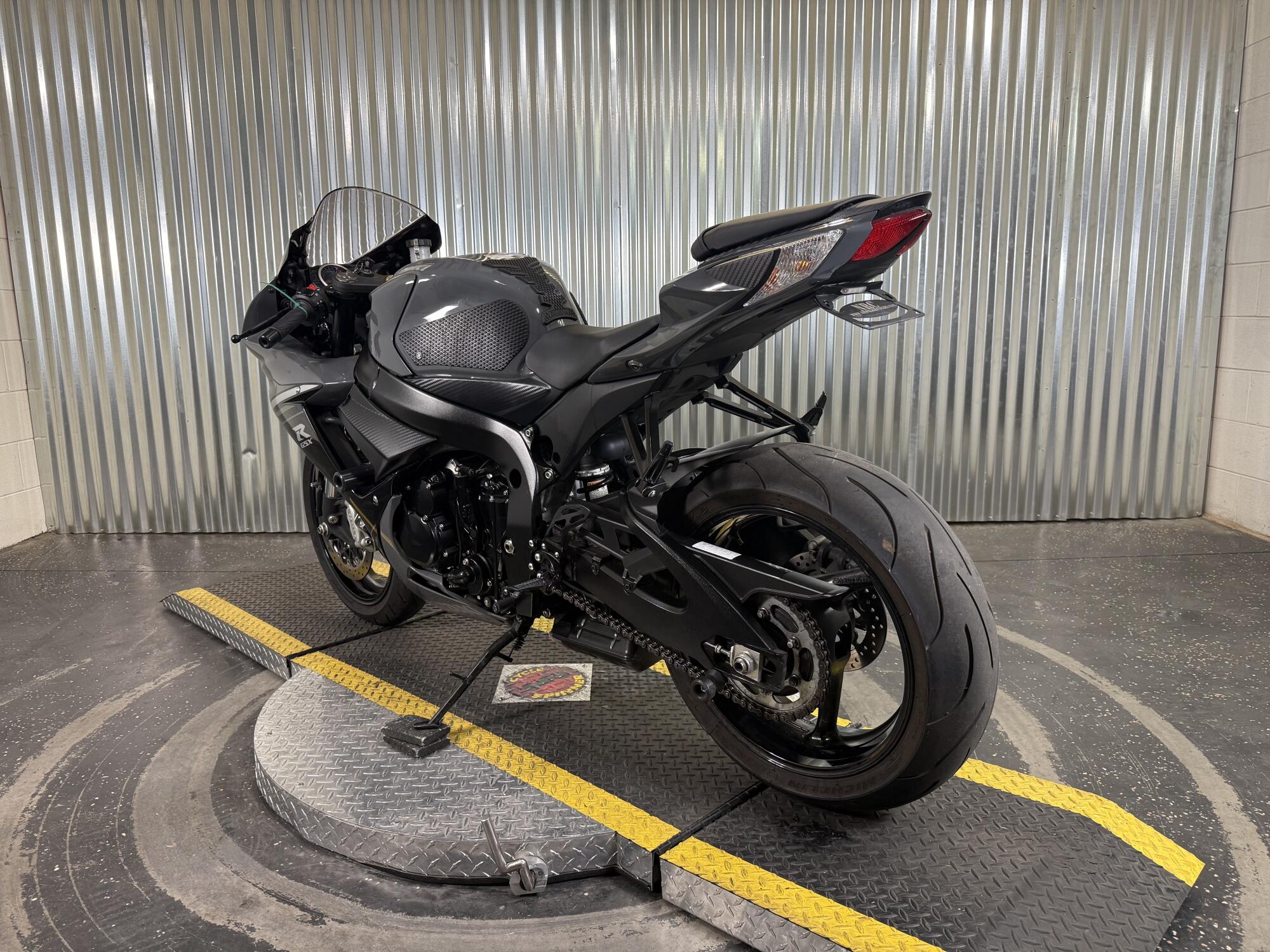 2025 Suzuki GSX-R600 Solid Iron Gray / Glass Sparkle Black, photo 5