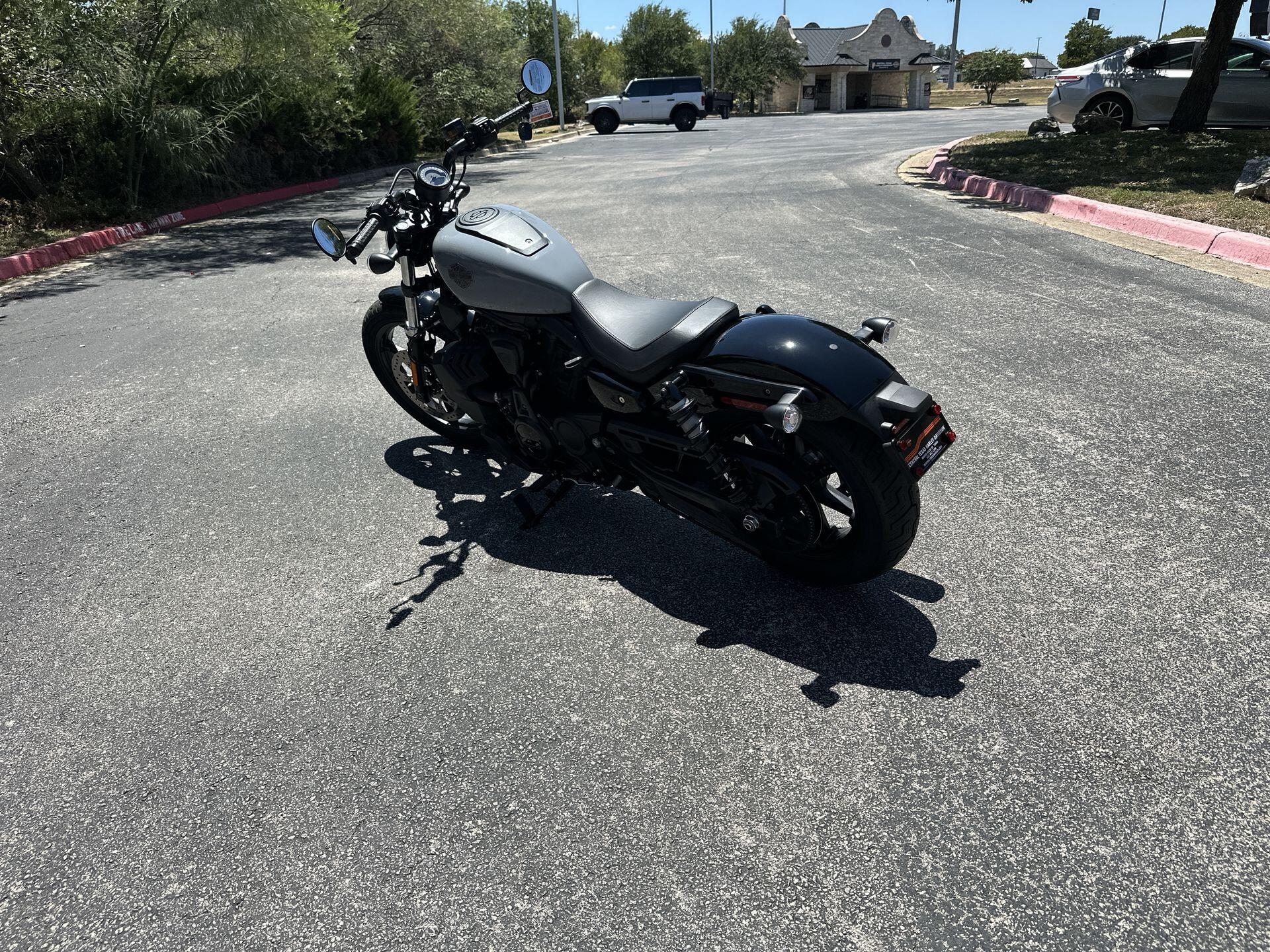 2026 Harley-Davidson® Nightster® RH975, photo 2