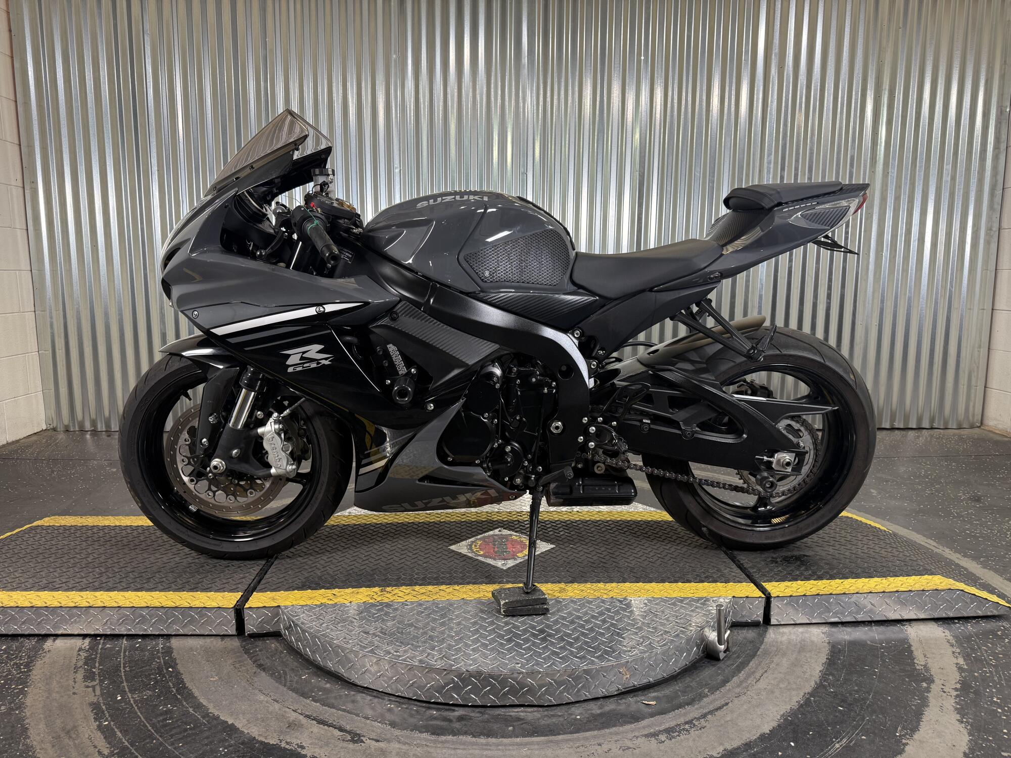 2025 Suzuki GSX-R600 Solid Iron Gray / Glass Sparkle Black, photo 6