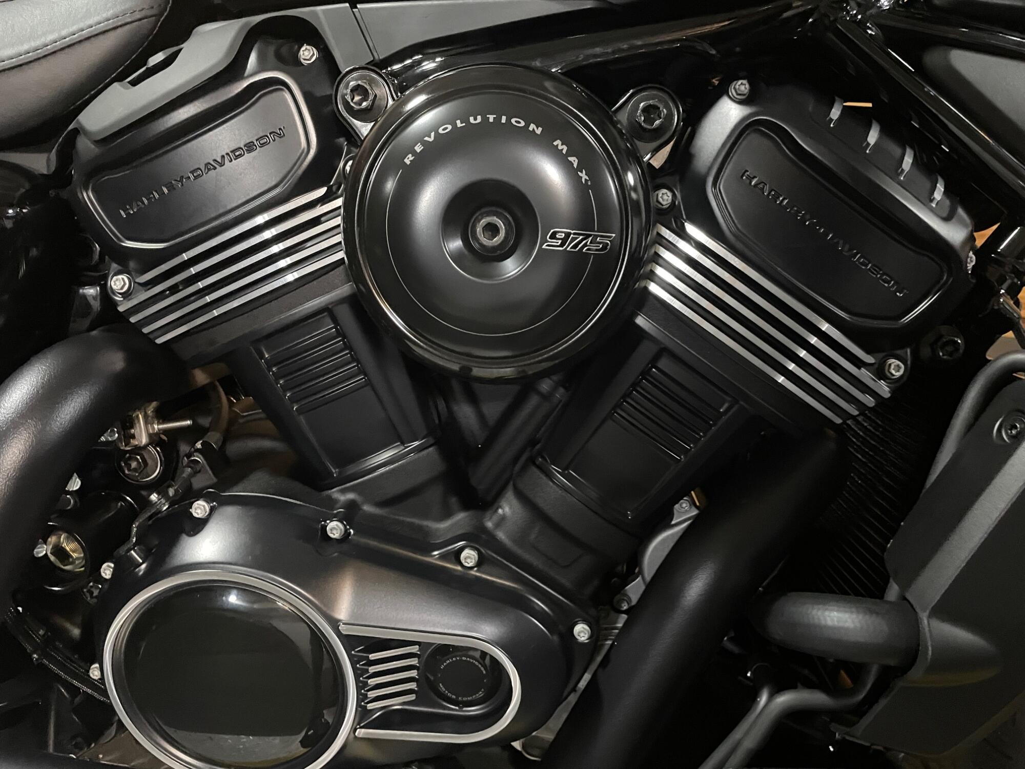 2026 Harley-Davidson® Nightster® RH975, photo 2