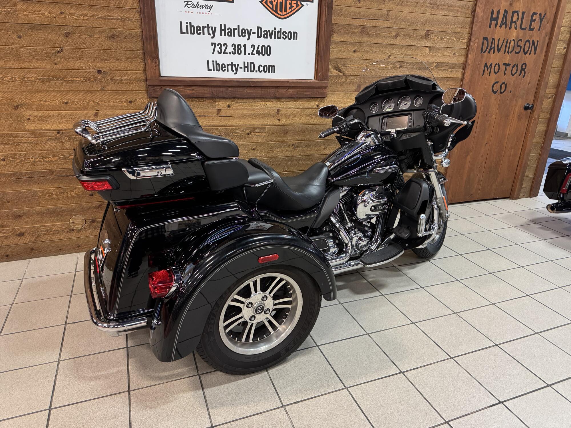 2014 Harley-Davidson® Tri Glide® Ultra Vivid Black FLHTCUTG, photo 8