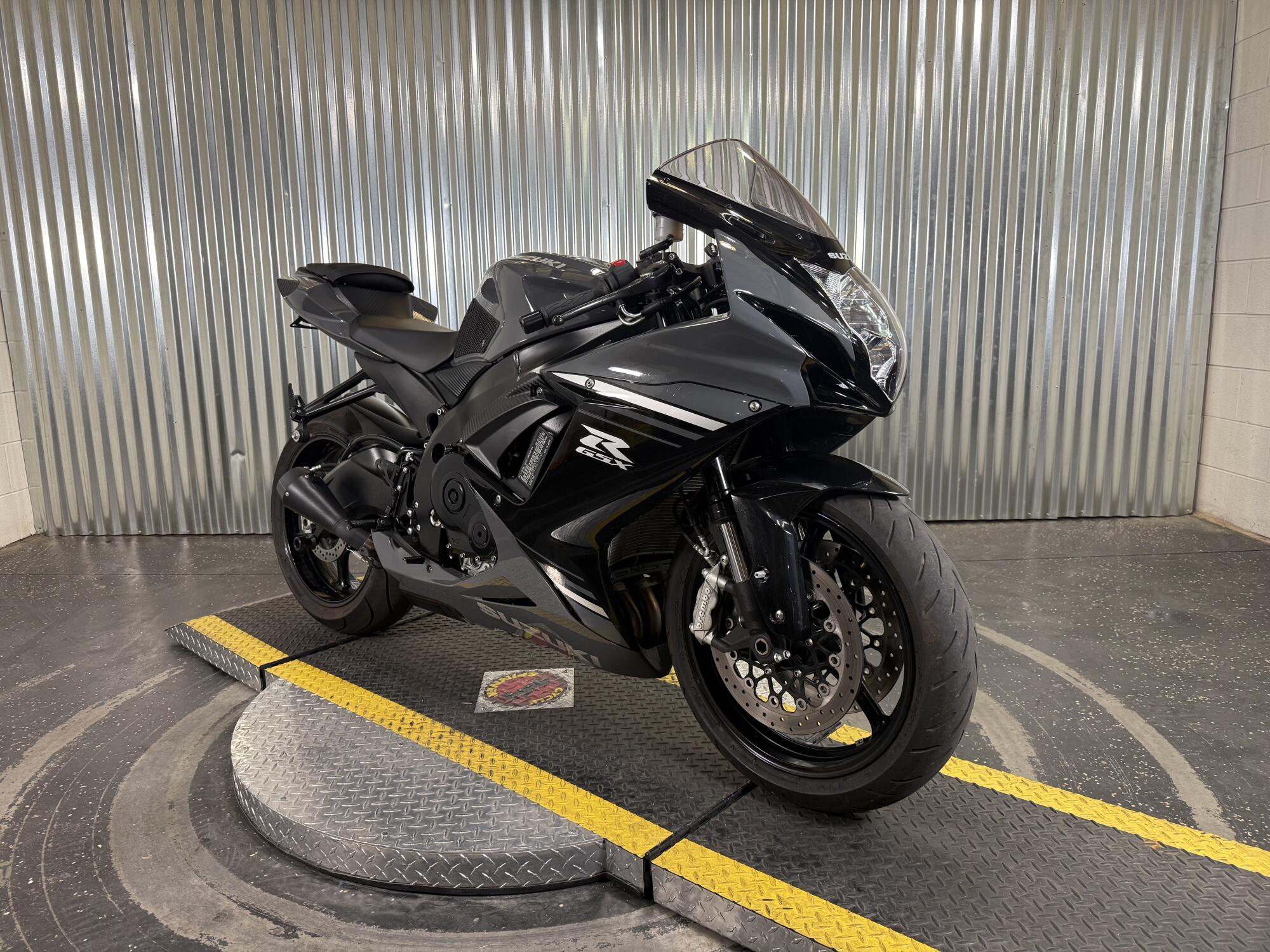 2025 Suzuki GSX-R600 Solid Iron Gray / Glass Sparkle Black, photo 2