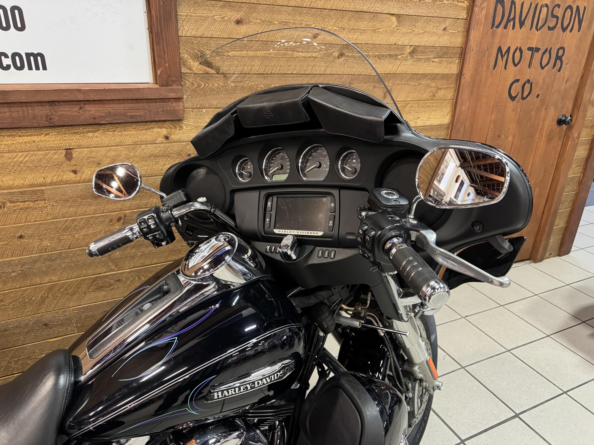 2014 Harley-Davidson® Tri Glide® Ultra Vivid Black FLHTCUTG, photo 6
