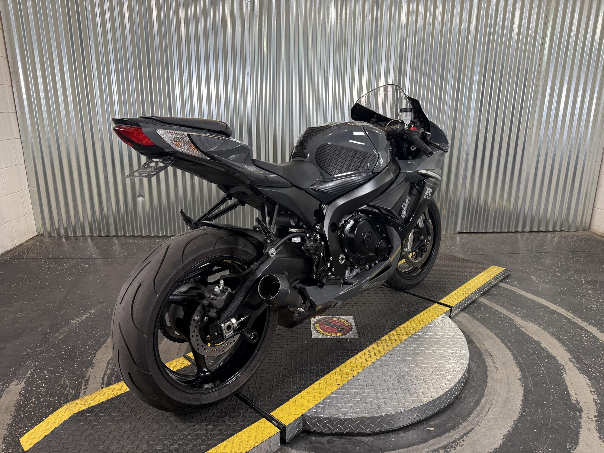 2025 Suzuki GSX-R600 Solid Iron Gray / Glass Sparkle Black, photo 4