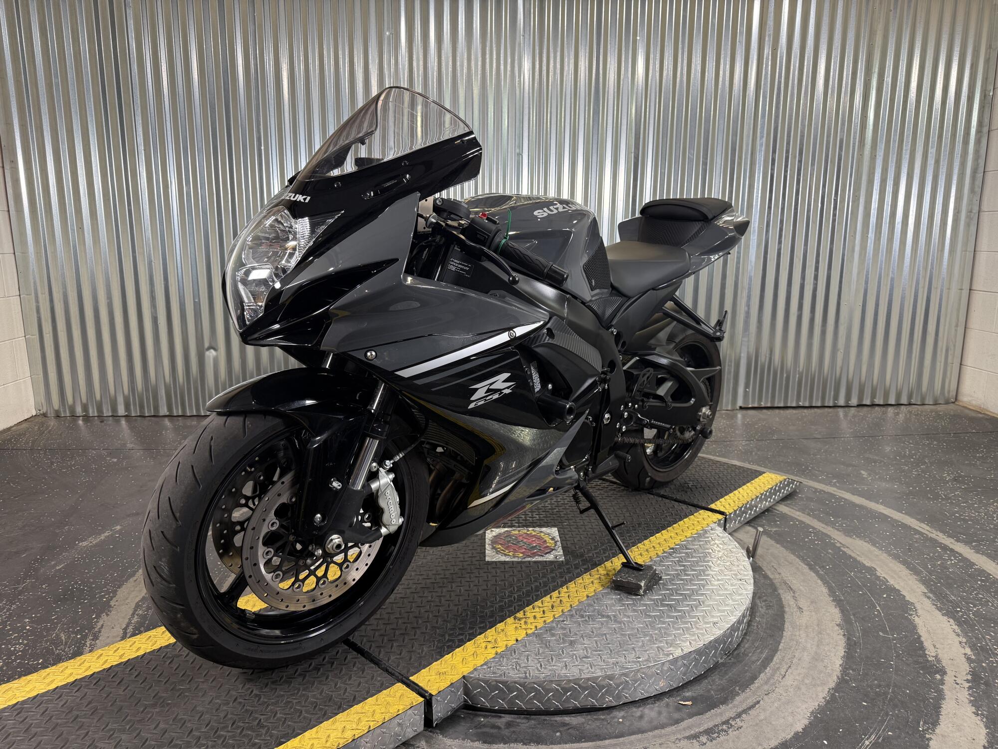 2025 Suzuki GSX-R600 Solid Iron Gray / Glass Sparkle Black, photo 7