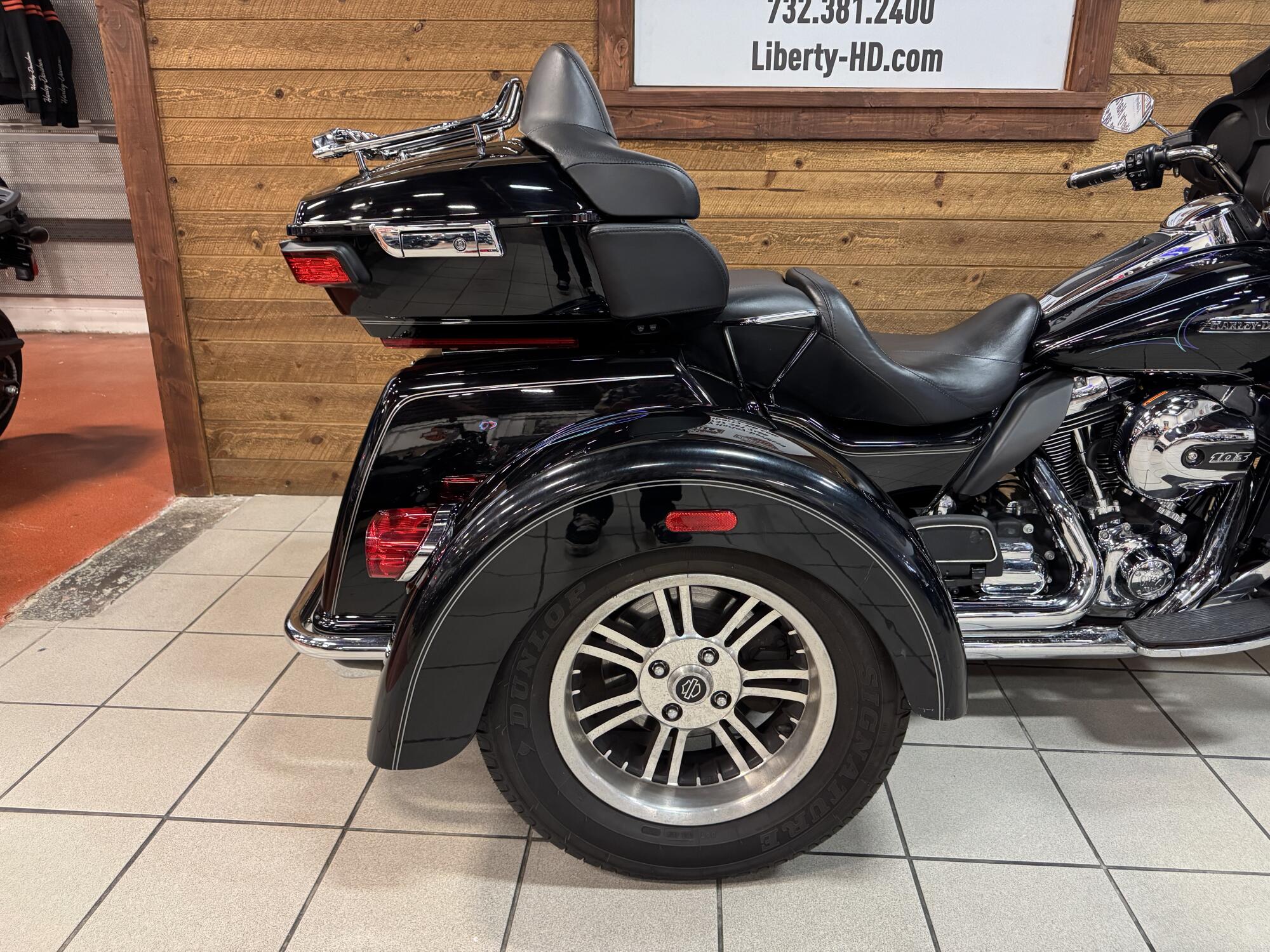 2014 Harley-Davidson® Tri Glide® Ultra Vivid Black FLHTCUTG, photo 5