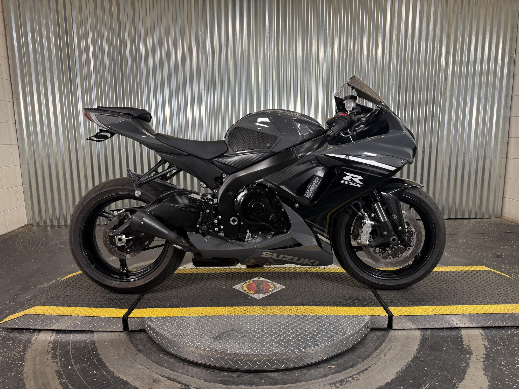 2025 Suzuki GSX-R600 Solid Iron Gray / Glass Sparkle Black, photo 3
