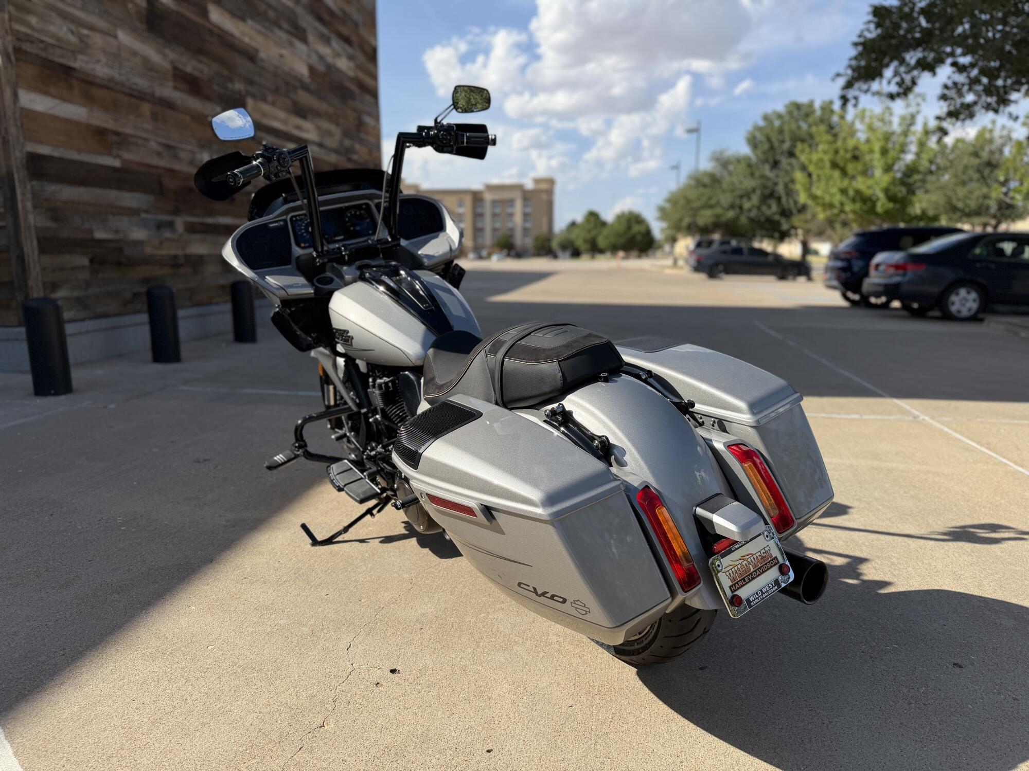 2023 Harley-Davidson® CVO™ Road Glide® Dark Platinum w/Pinstripe, photo 6