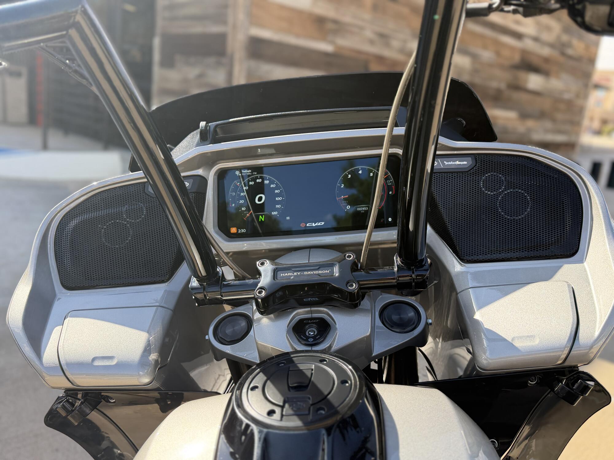 2023 Harley-Davidson® CVO™ Road Glide® Dark Platinum w/Pinstripe, photo 13