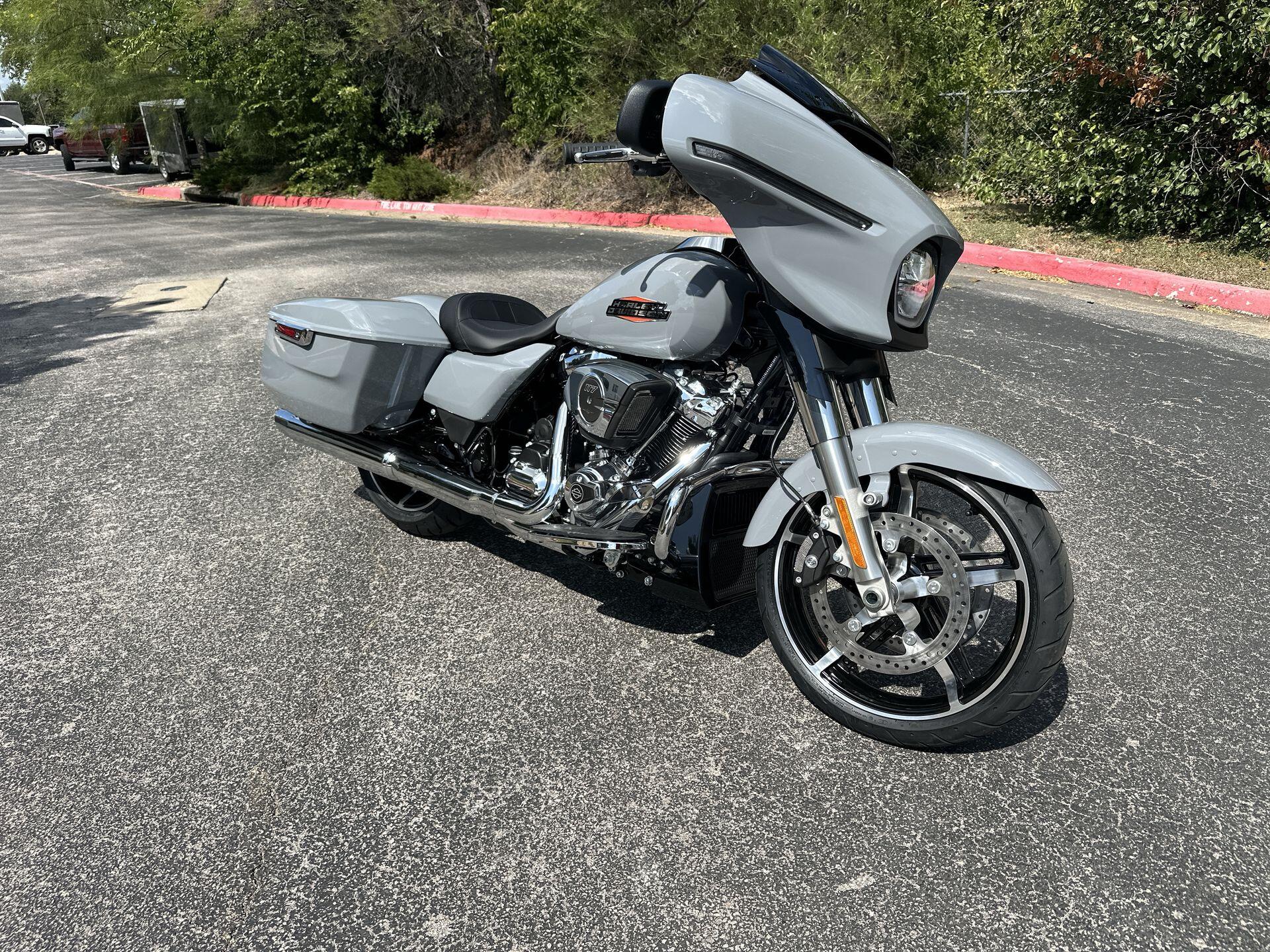 2026 Harley-Davidson® Street Glide® FLHX, photo 3