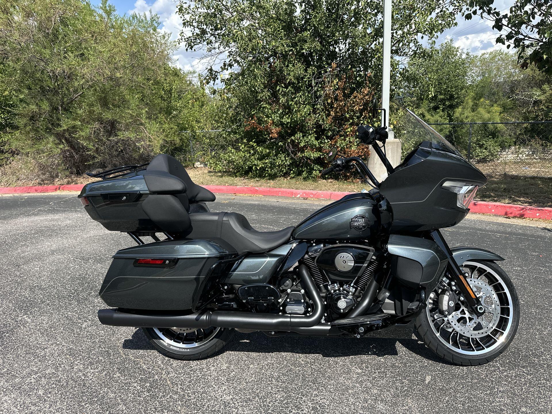 2026 Harley-Davidson® Road Glide Limited FLTRXL, photo 2