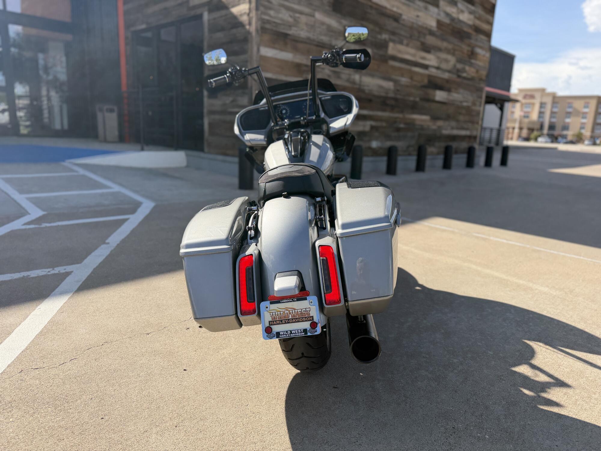 2023 Harley-Davidson® CVO™ Road Glide® Dark Platinum w/Pinstripe, photo 7