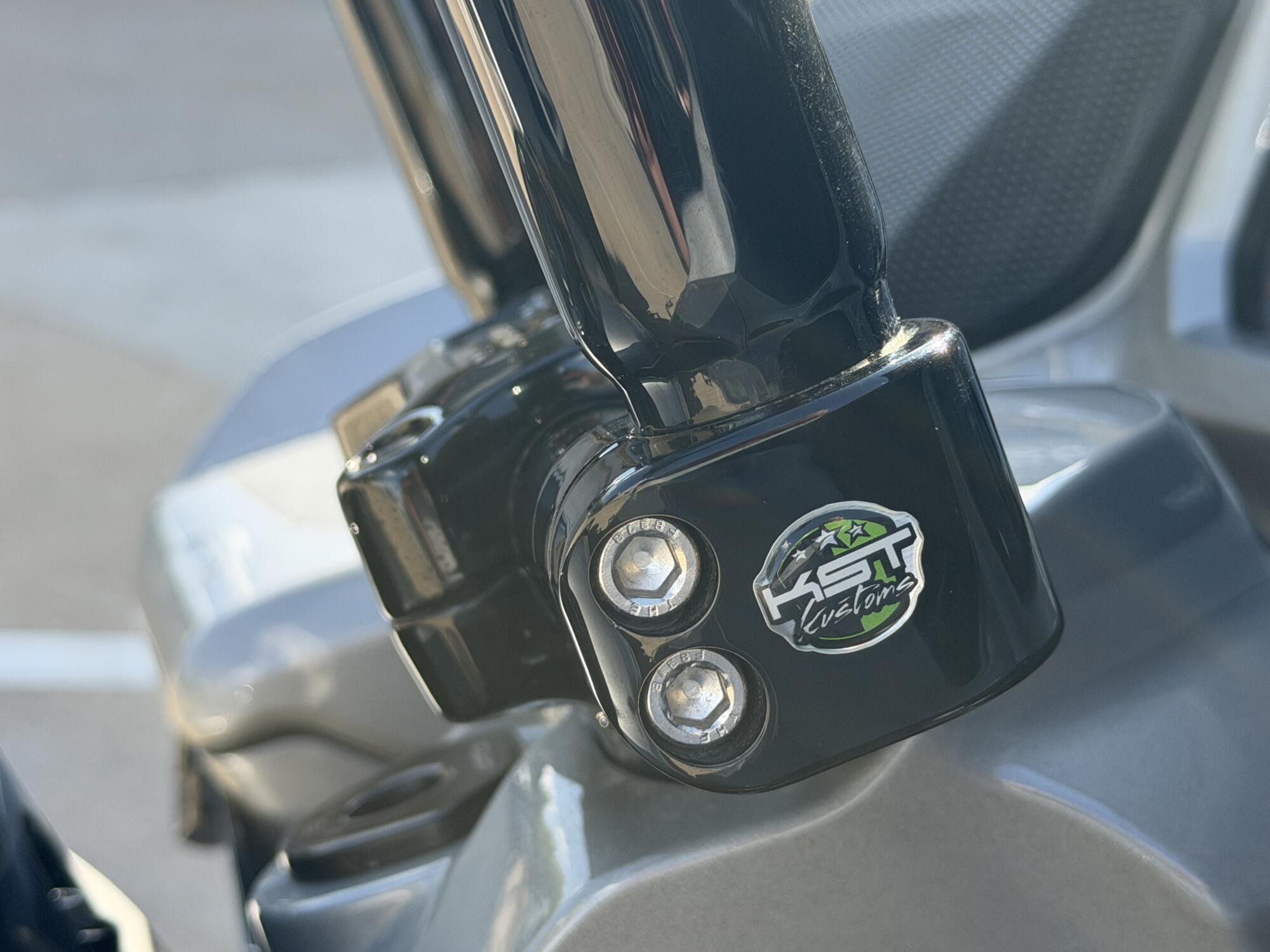 2023 Harley-Davidson® CVO™ Road Glide® Dark Platinum w/Pinstripe, photo 12