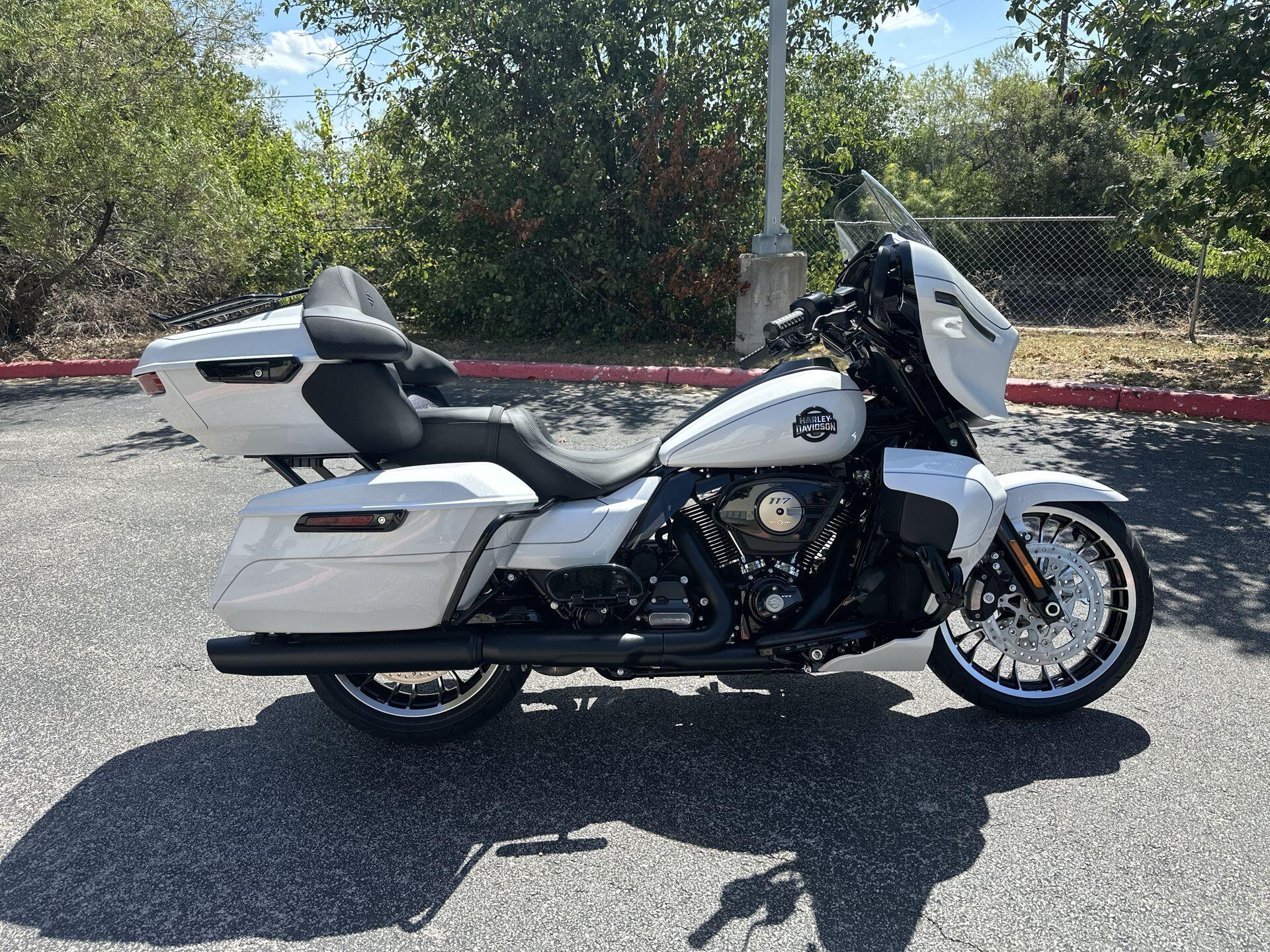 2026 Harley-Davidson® Street Glide Limited FLHXL, photo 2