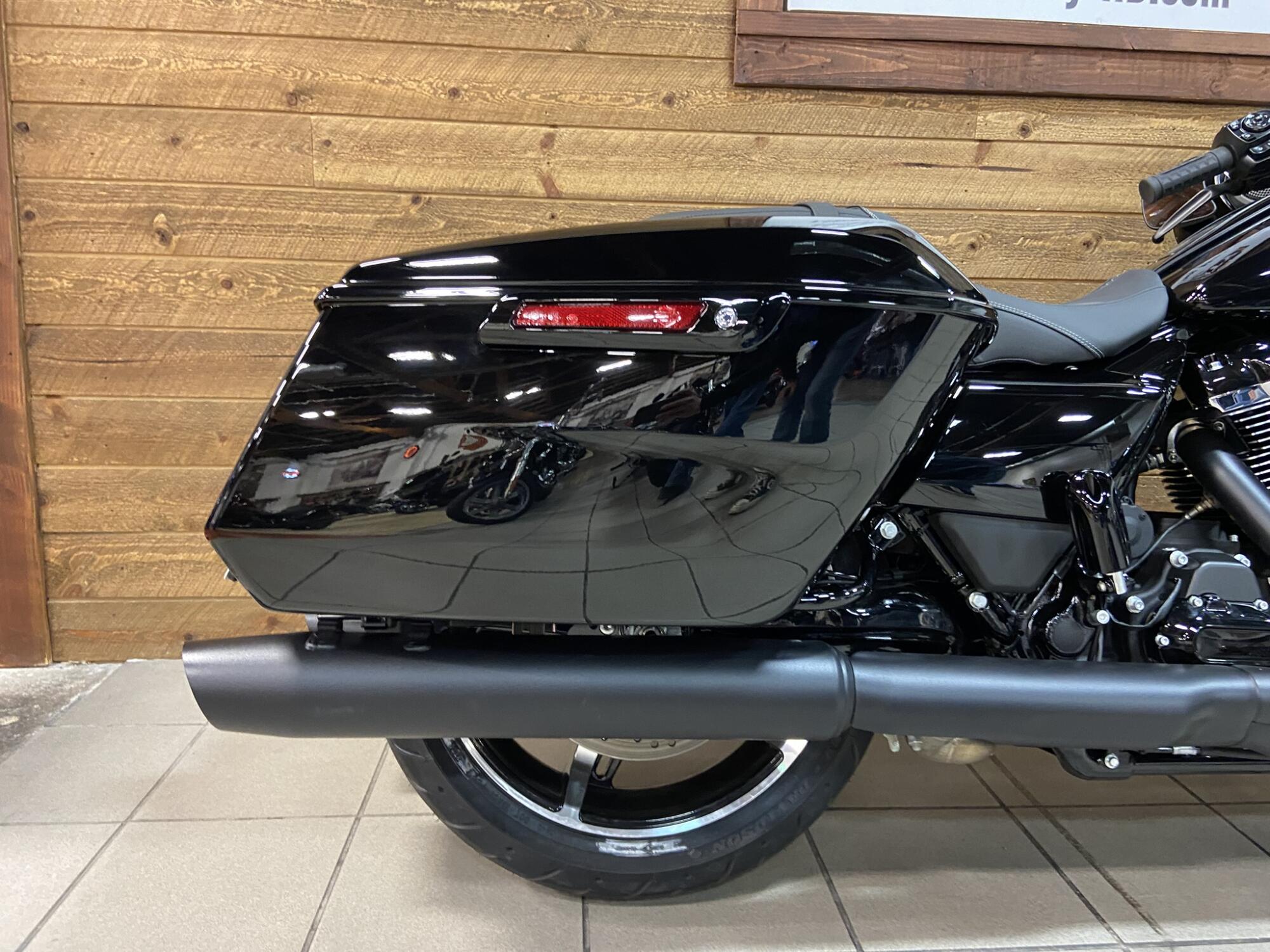 2026 Harley-Davidson® Street Glide® Vivid Black Black Trim FLHX, photo 6