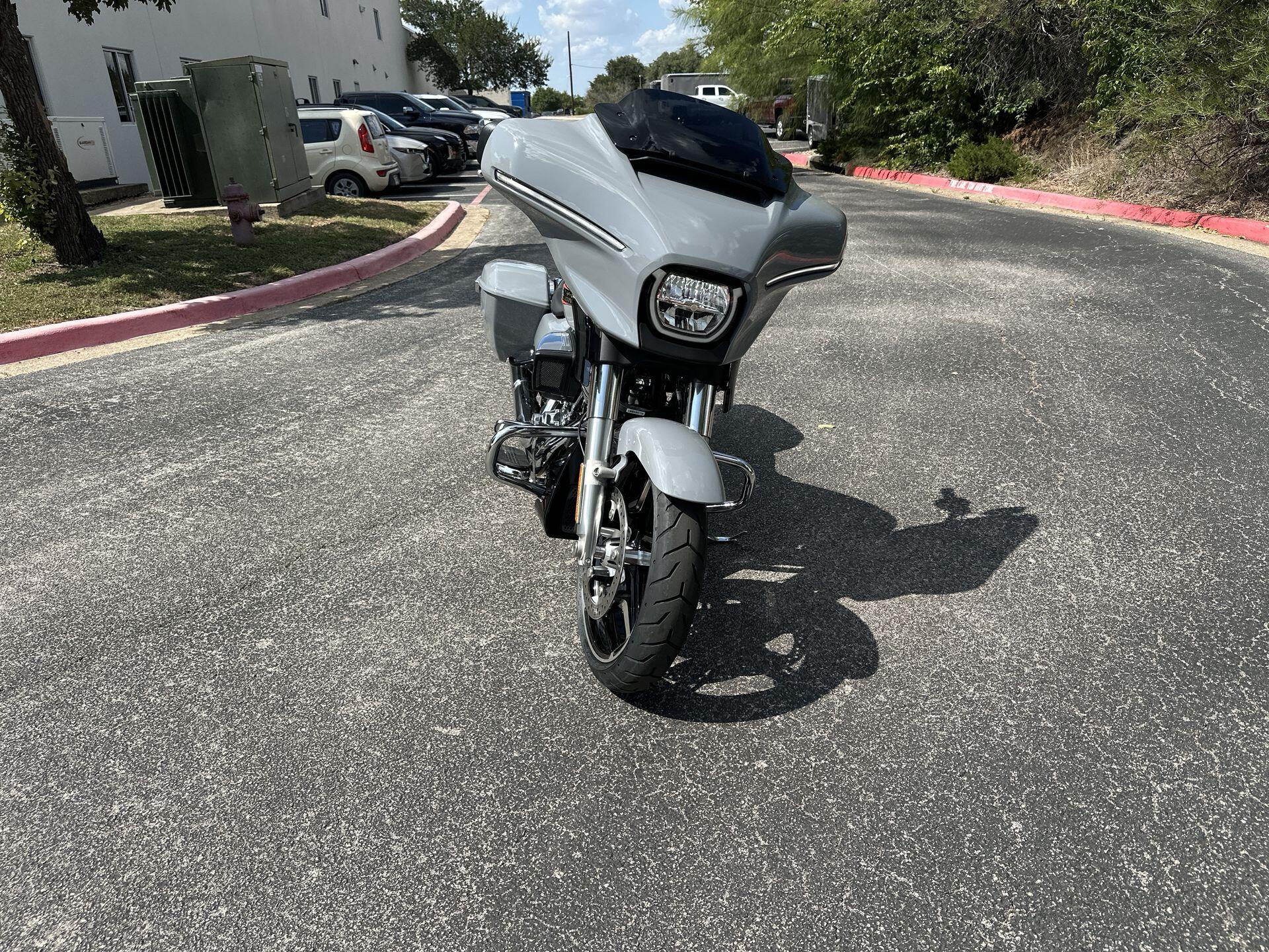 2026 Harley-Davidson® Street Glide® FLHX, photo 4