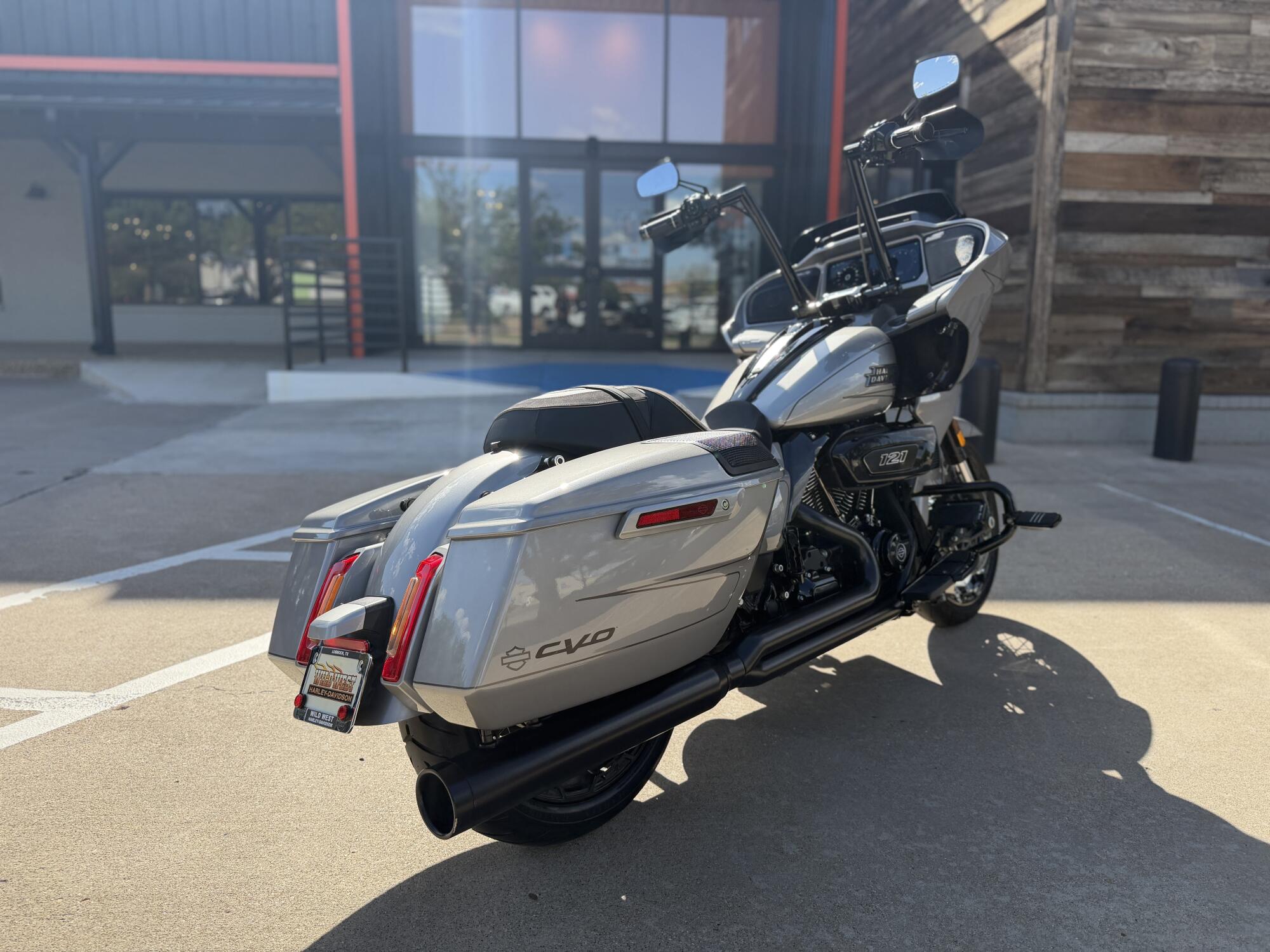 2023 Harley-Davidson® CVO™ Road Glide® Dark Platinum w/Pinstripe, photo 8