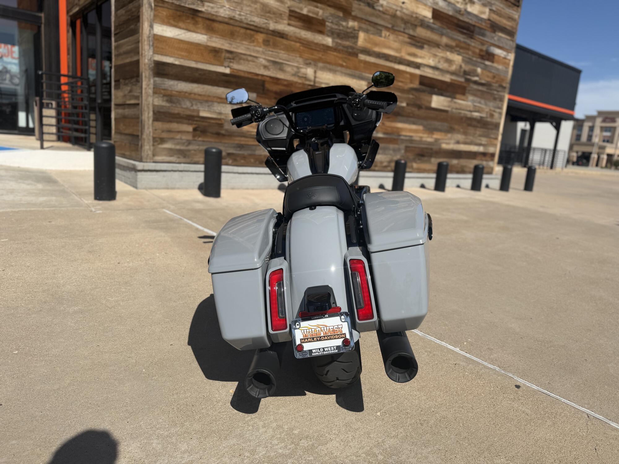 2025 Harley-Davidson® Road Glide® Billiard Gray - Black Finish, photo 7