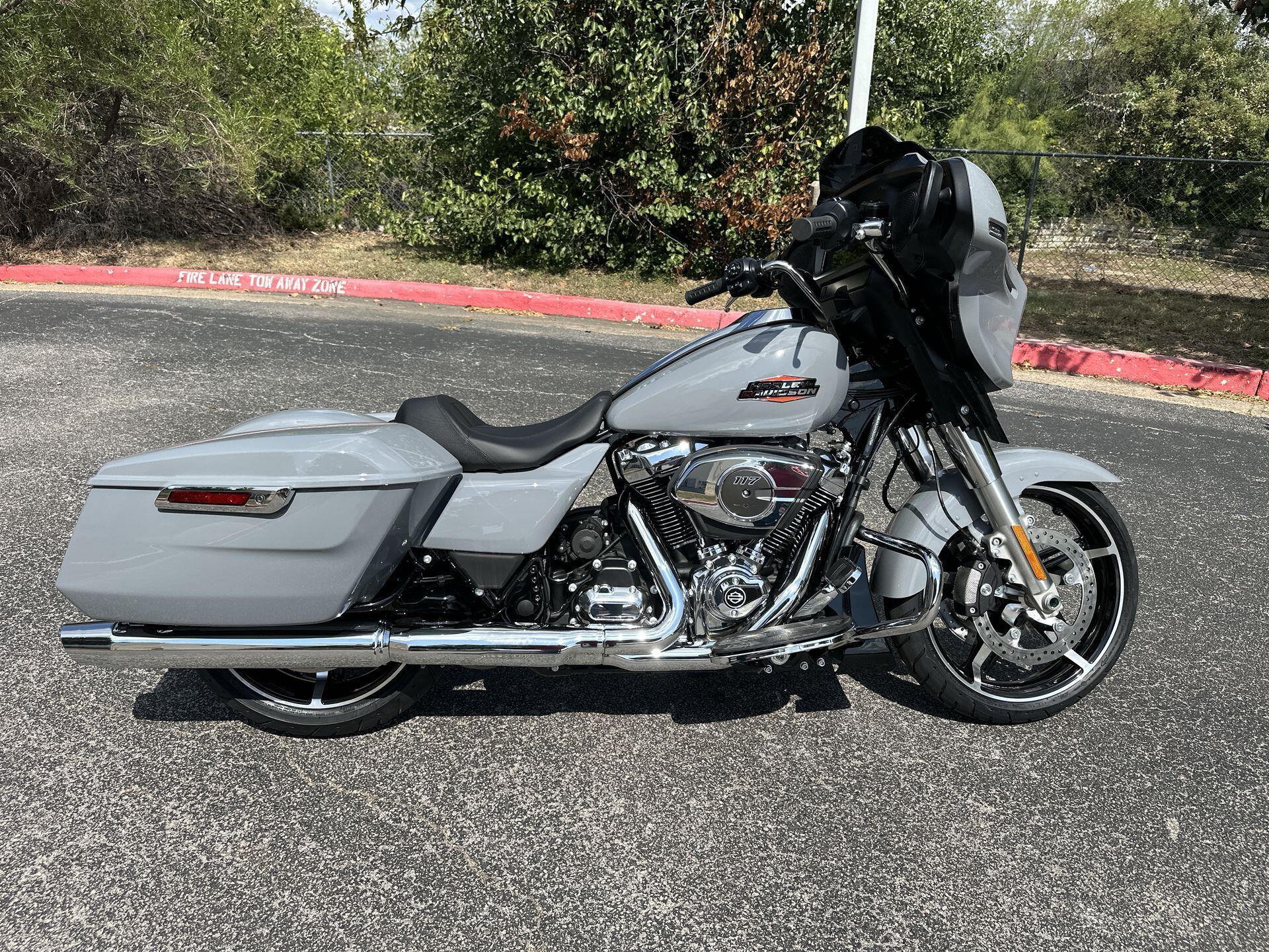 2026 Harley-Davidson® Street Glide® FLHX, photo 2