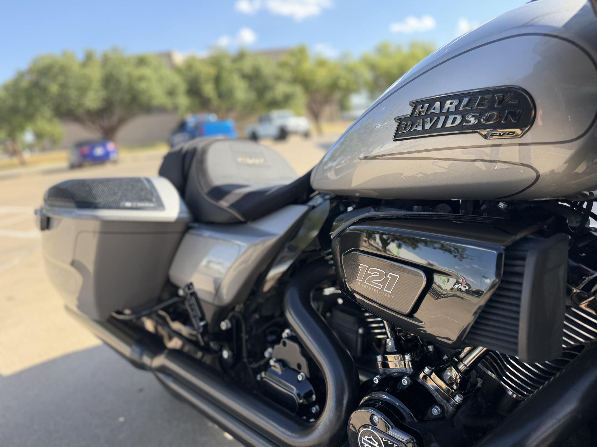2023 Harley-Davidson® CVO™ Road Glide® Dark Platinum w/Pinstripe, photo 9