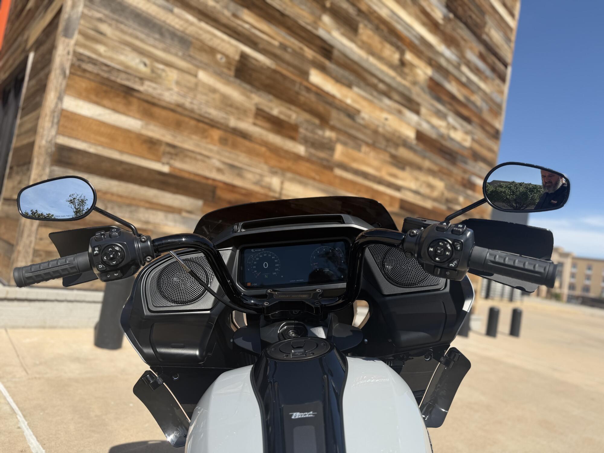 2025 Harley-Davidson® Road Glide® Billiard Gray - Black Finish, photo 11