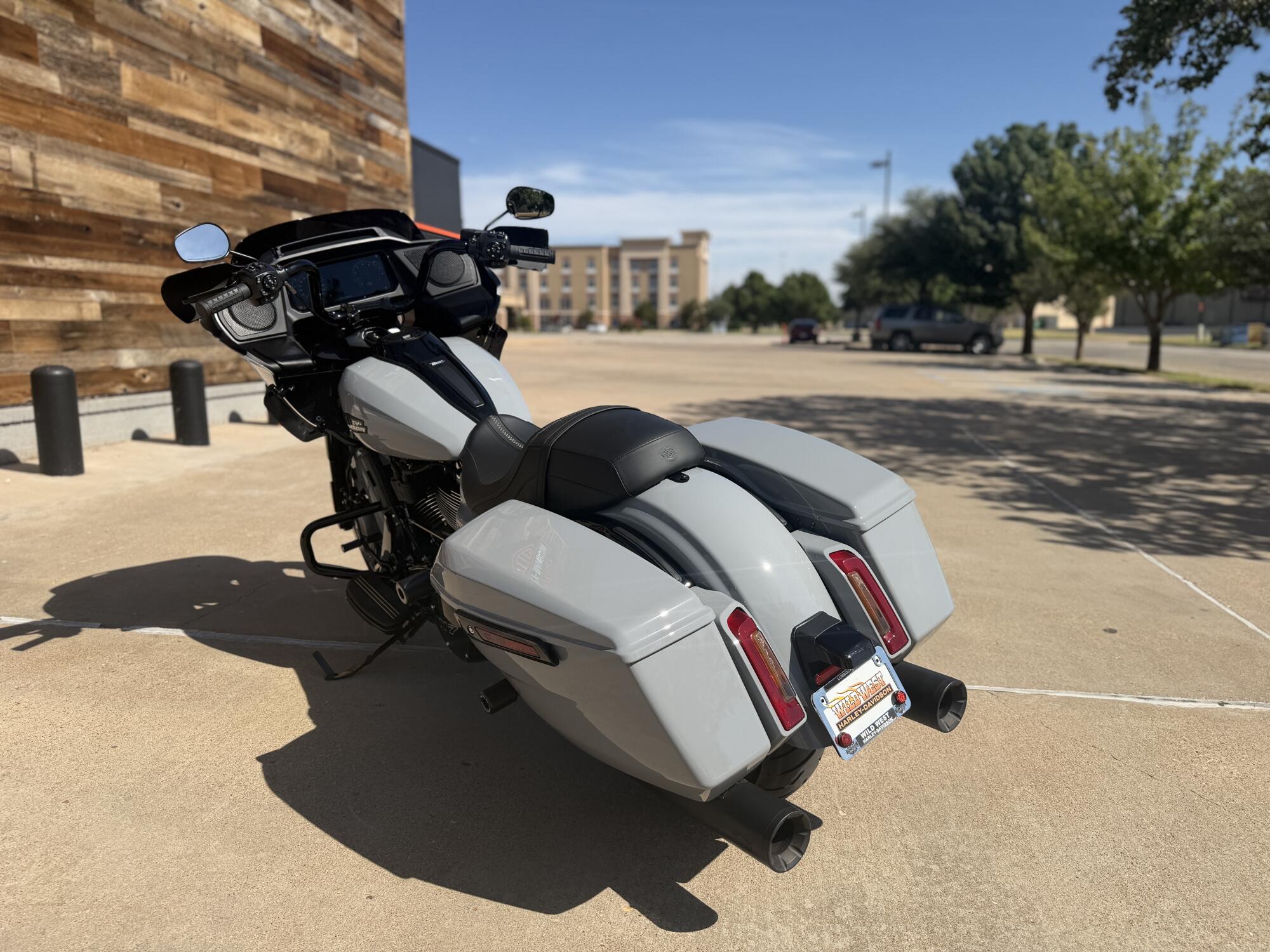 2025 Harley-Davidson® Road Glide® Billiard Gray - Black Finish, photo 6