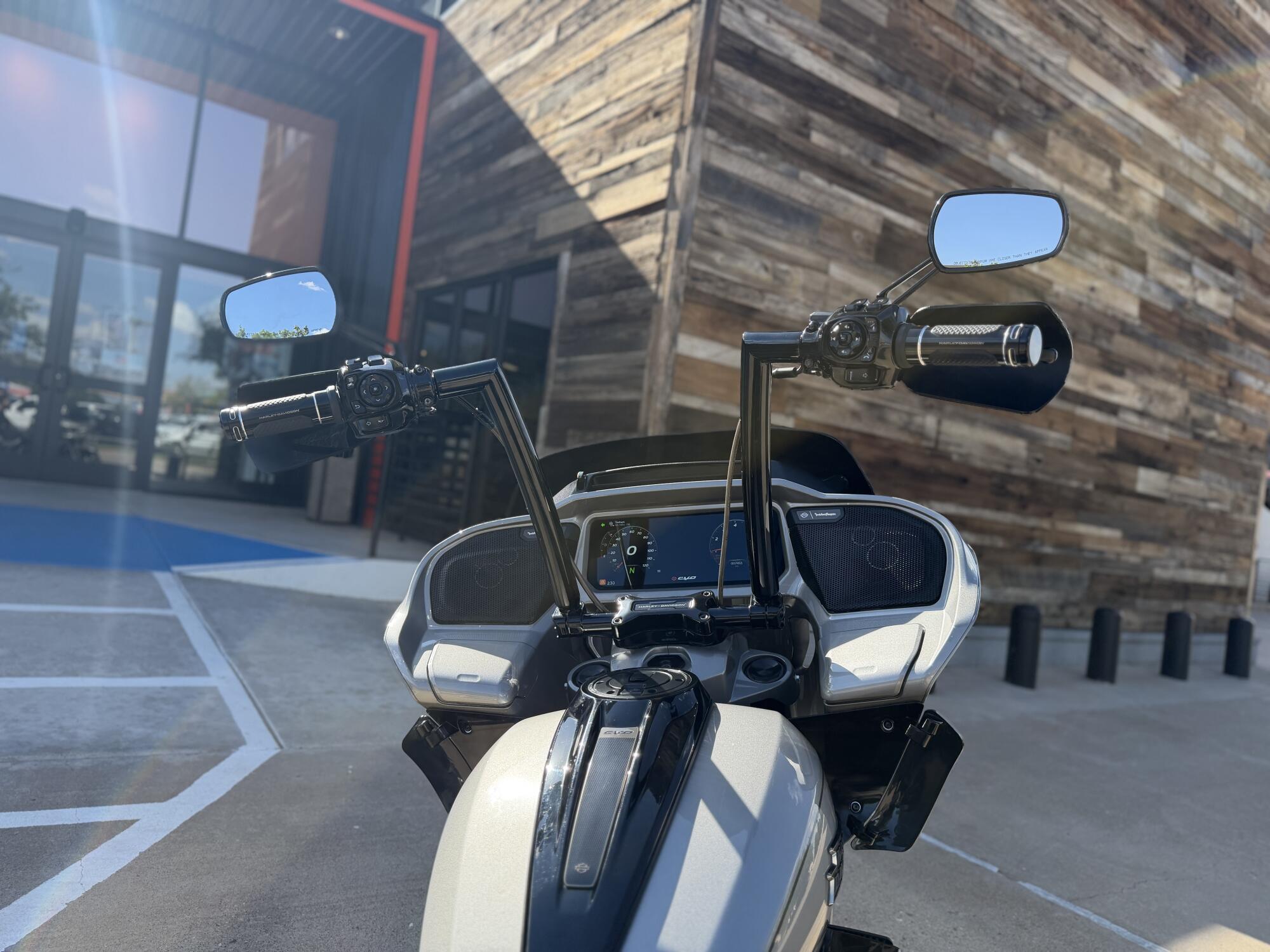 2023 Harley-Davidson® CVO™ Road Glide® Dark Platinum w/Pinstripe, photo 11