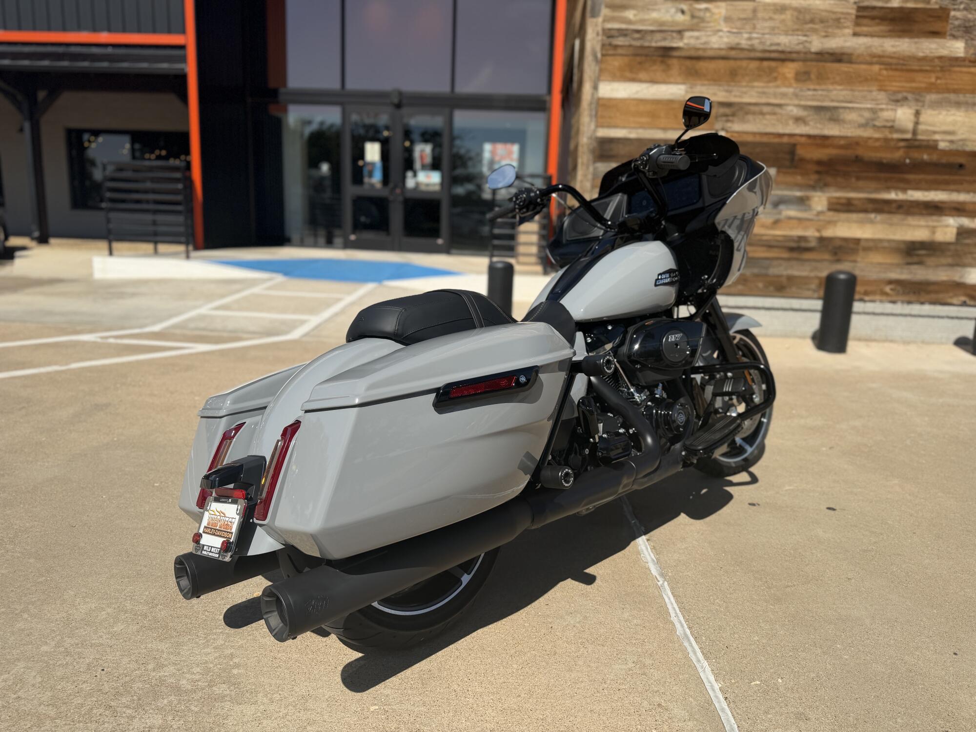 2025 Harley-Davidson® Road Glide® Billiard Gray - Black Finish, photo 8