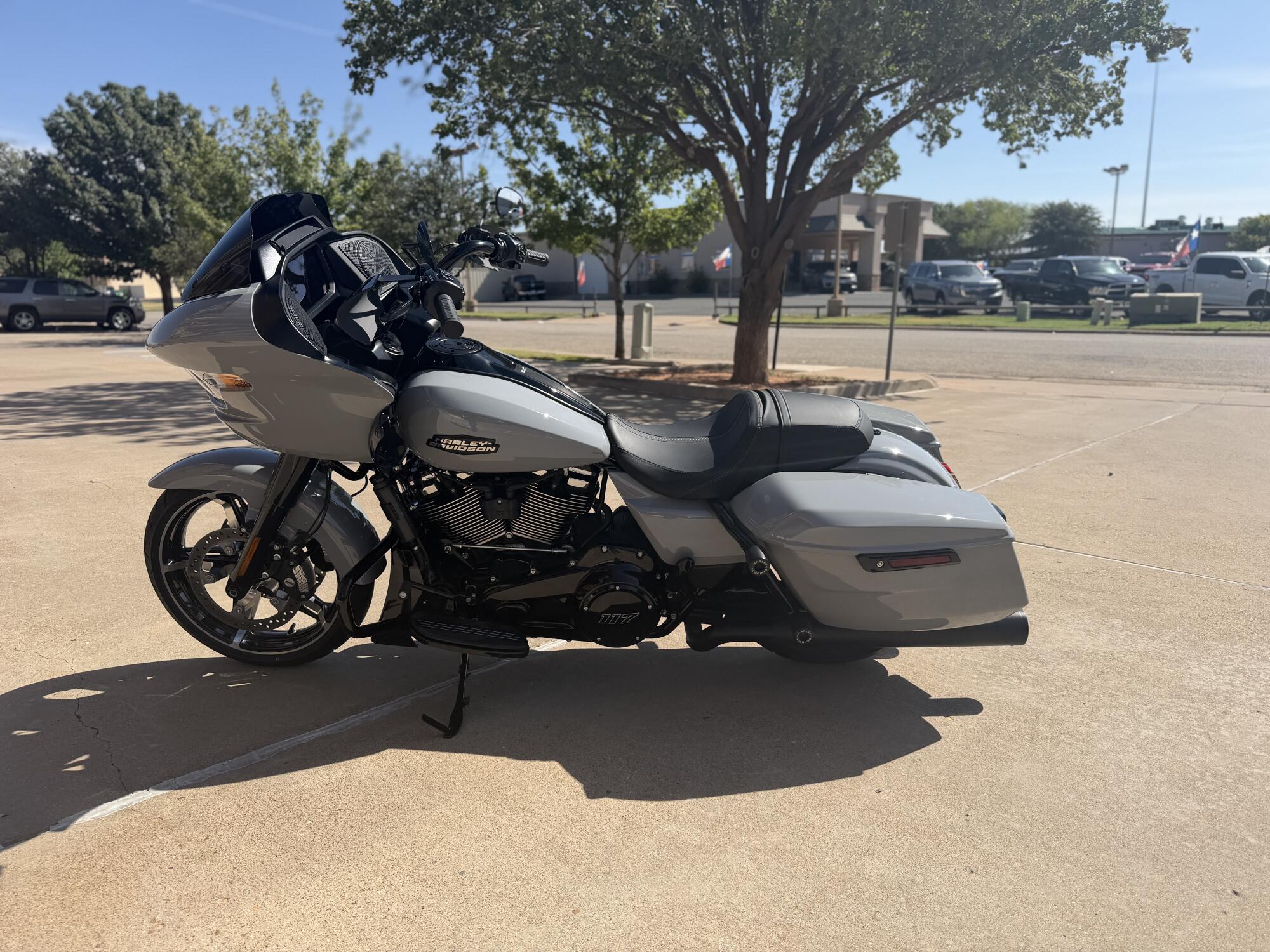 2025 Harley-Davidson® Road Glide® Billiard Gray - Black Finish, photo 5