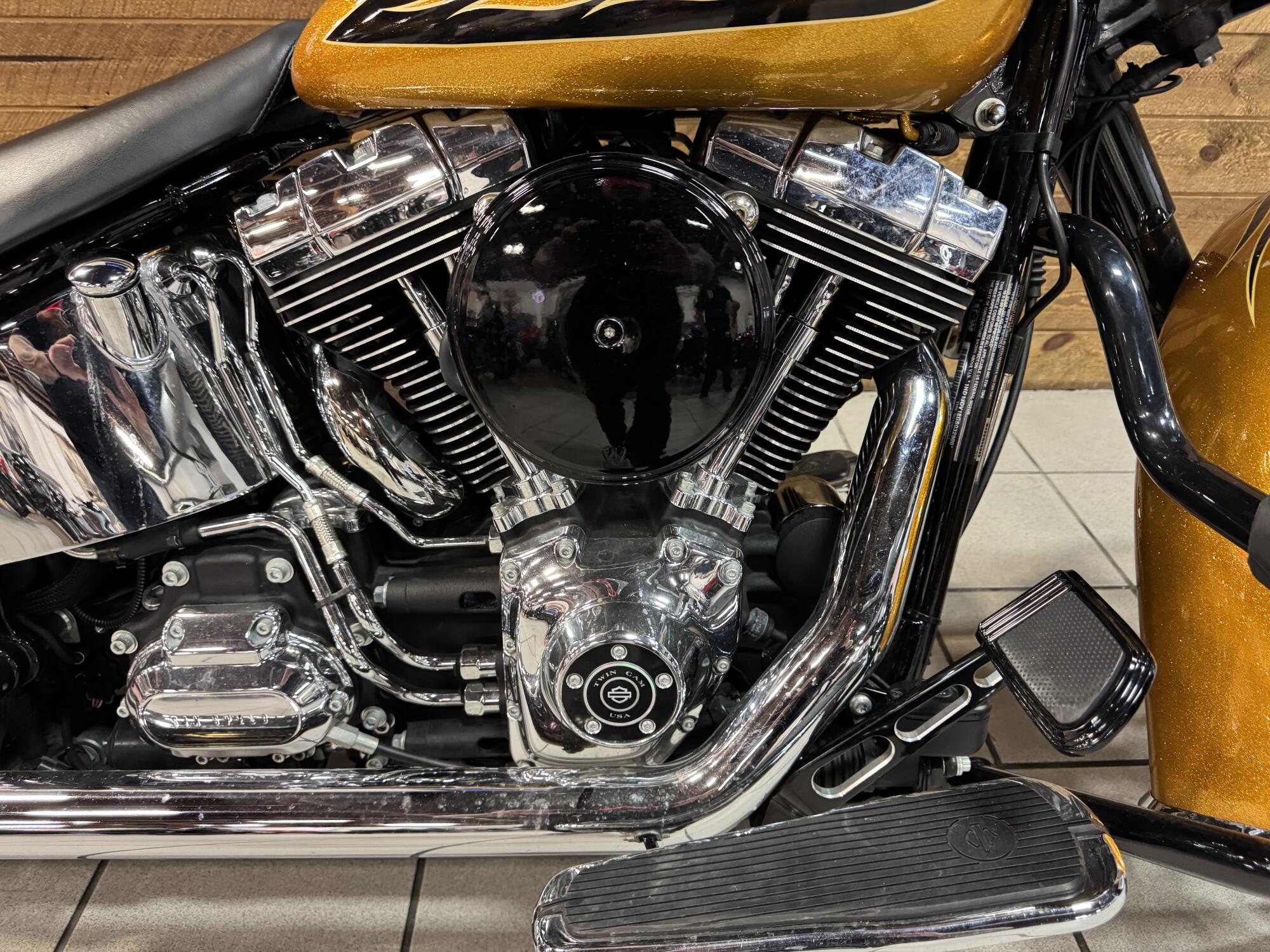 2016 Harley-Davidson® Softail® Deluxe Hard Candy Gold Flake FLSTN, photo 3