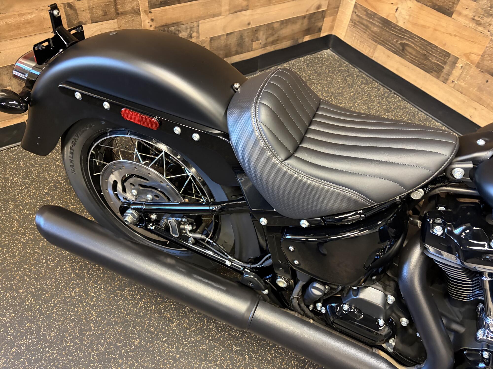 2026 Harley-Davidson® Deadwood™ Black Denim FLHD, photo 8