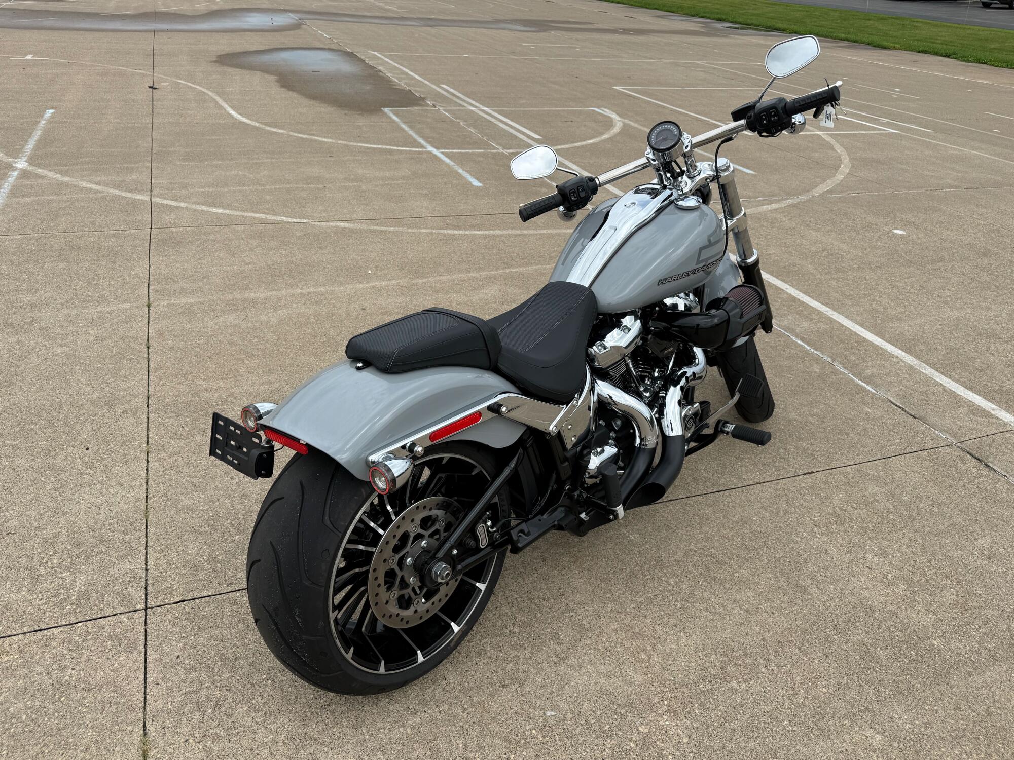 2025 Harley-Davidson® Breakout® Billiard Gray, photo 7