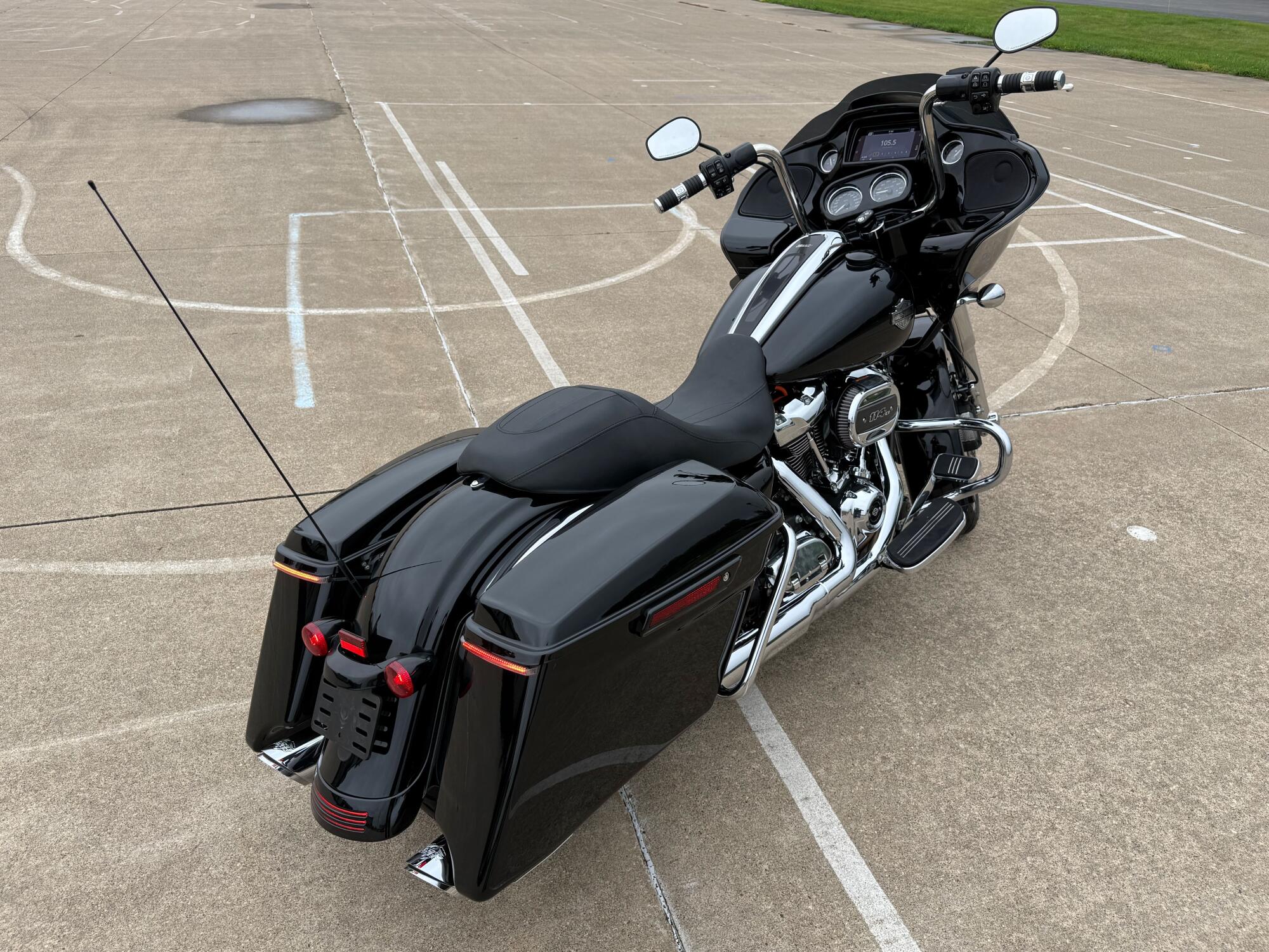 2021 Harley-Davidson® Road Glide® Special Vivid Black, photo 8