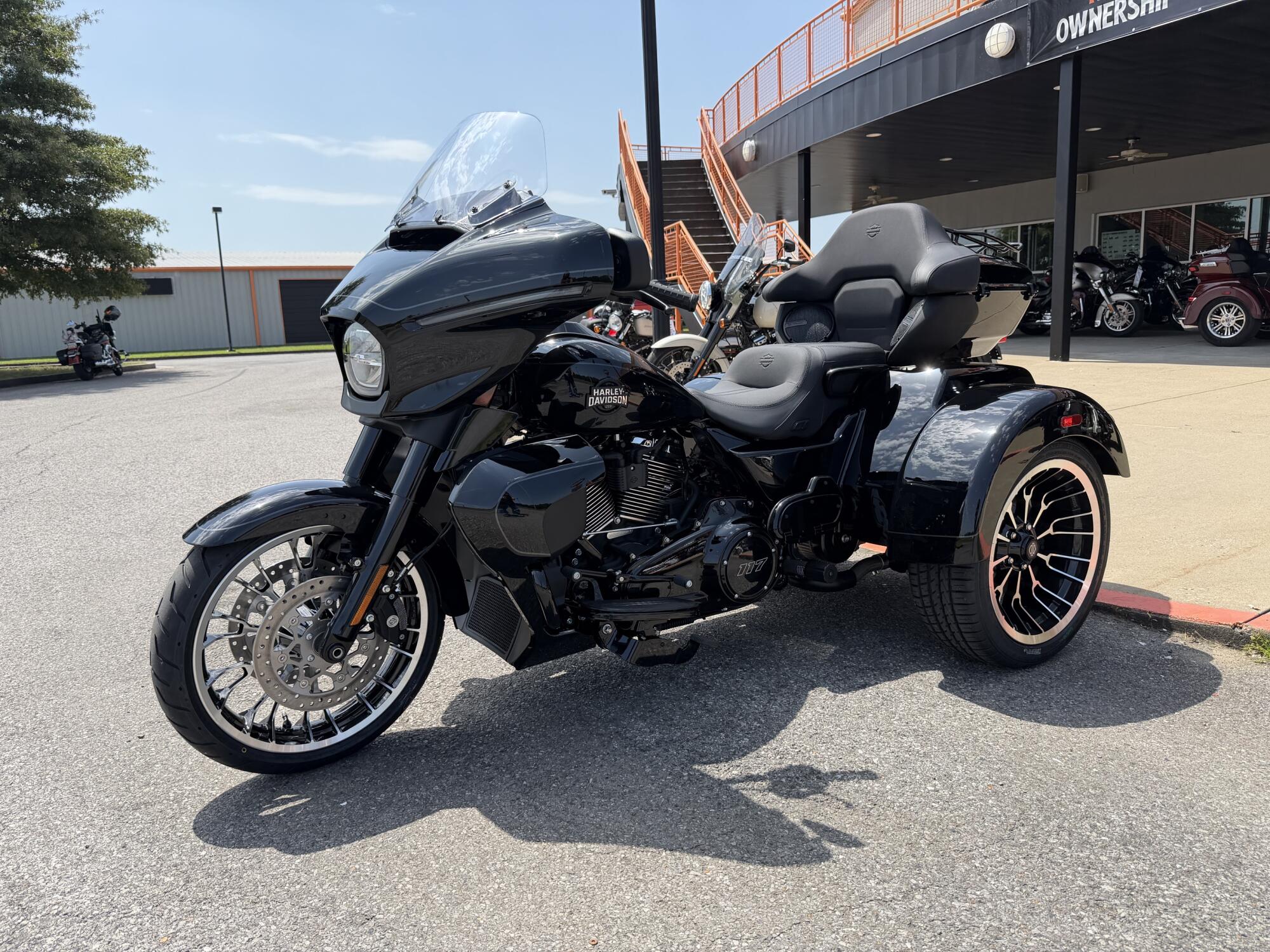 2026 Harley-Davidson® Street Glide 3 Limited Vivid Black - Black Finish, photo 6