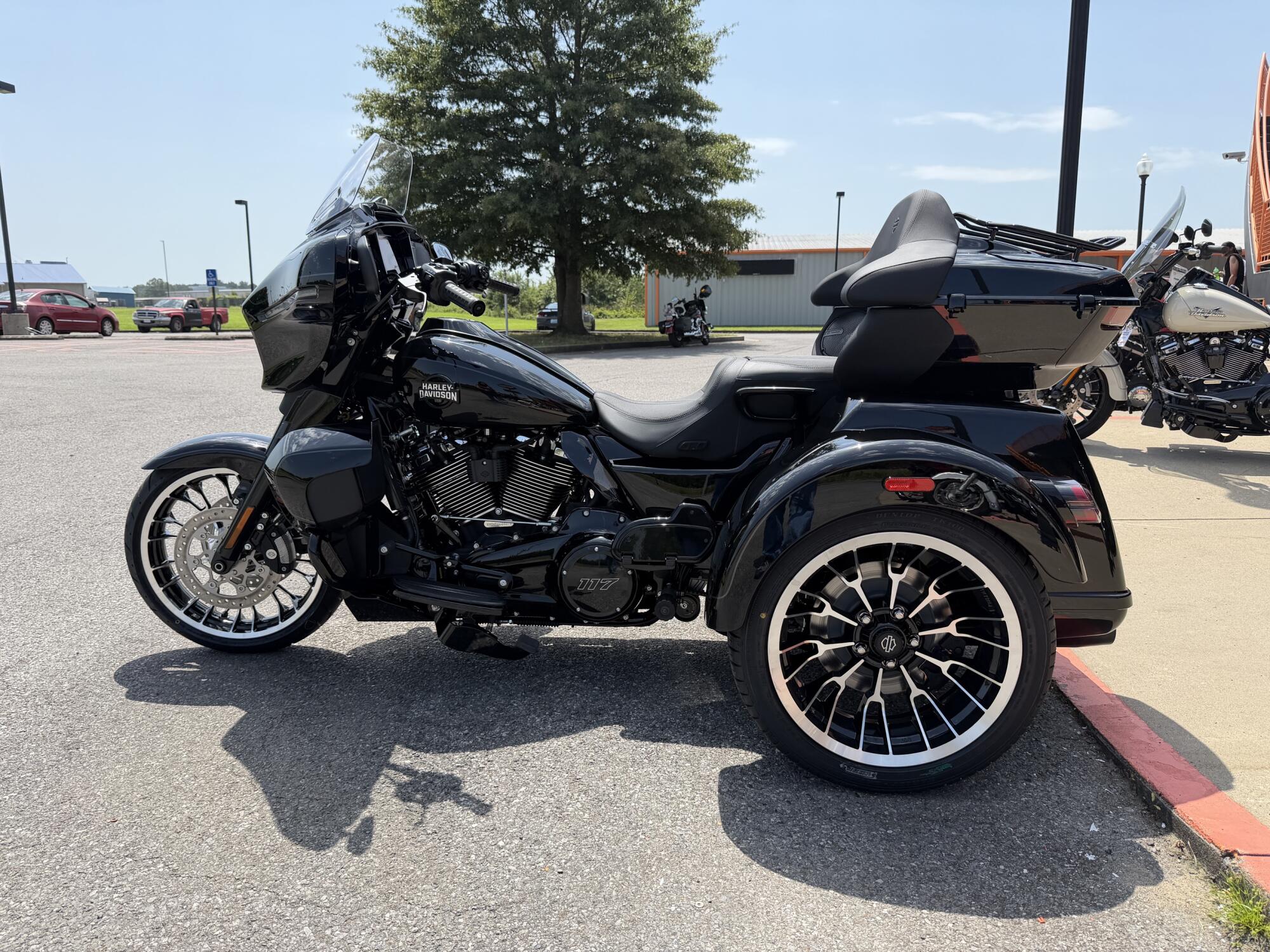 2026 Harley-Davidson® Street Glide 3 Limited Vivid Black - Black Finish, photo 7