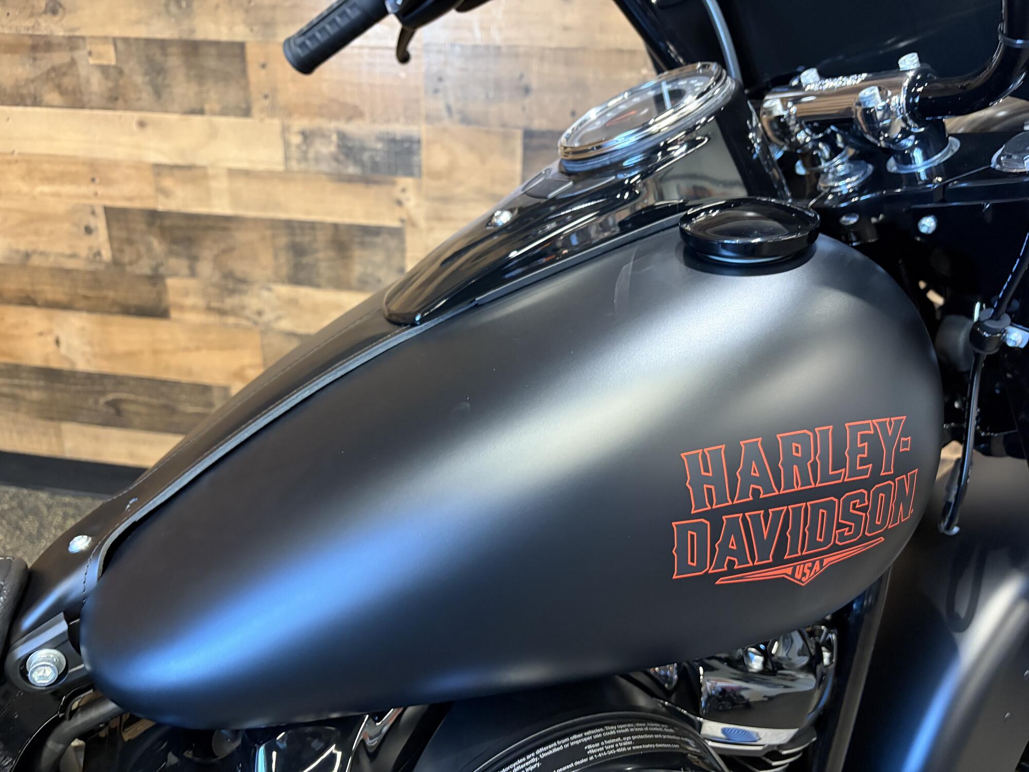 2026 Harley-Davidson® Deadwood™ Black Denim FLHD, photo 6