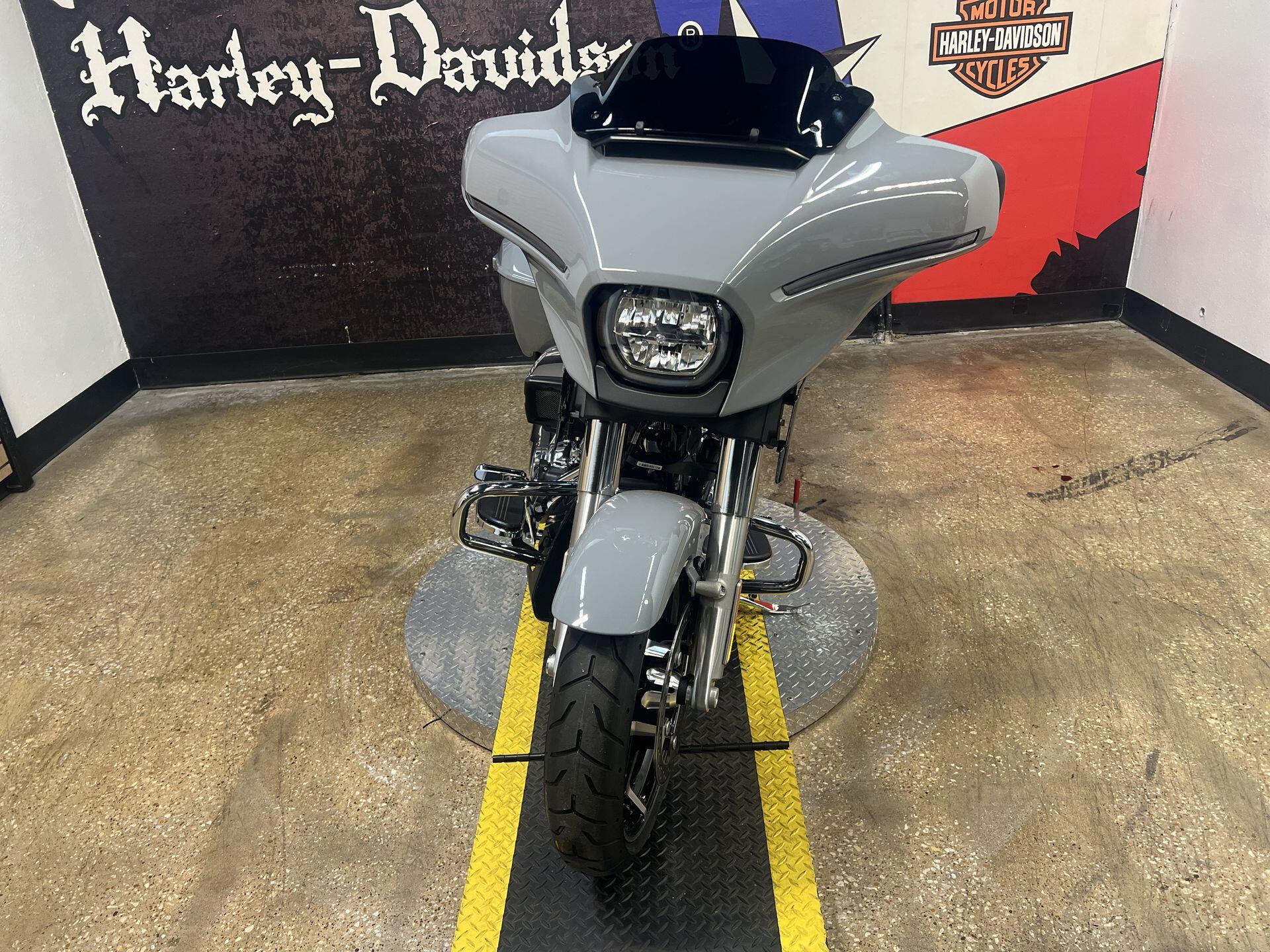 2026 Harley-Davidson® Street Glide® FLHX, photo 5