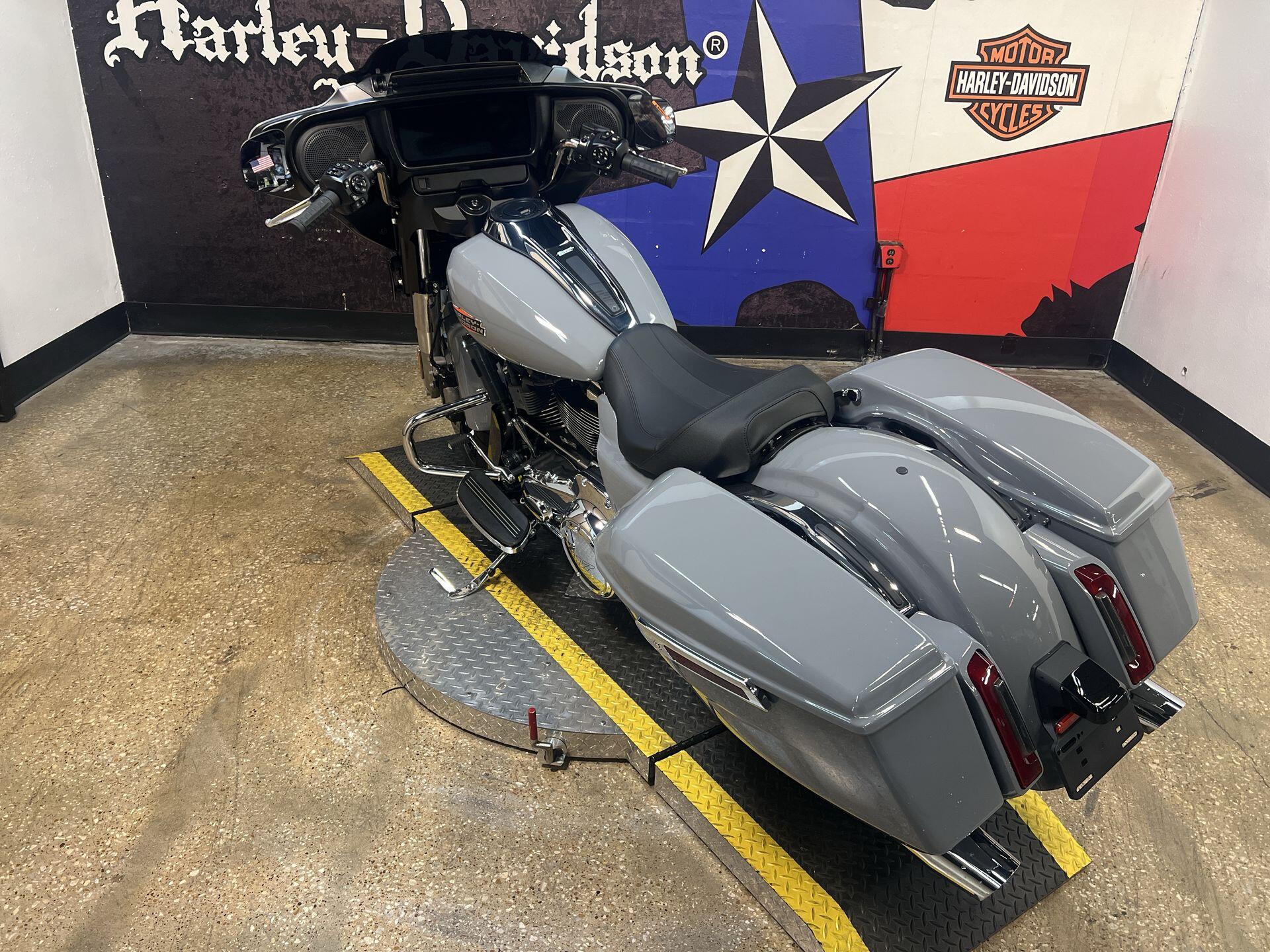 2026 Harley-Davidson® Street Glide® FLHX, photo 2
